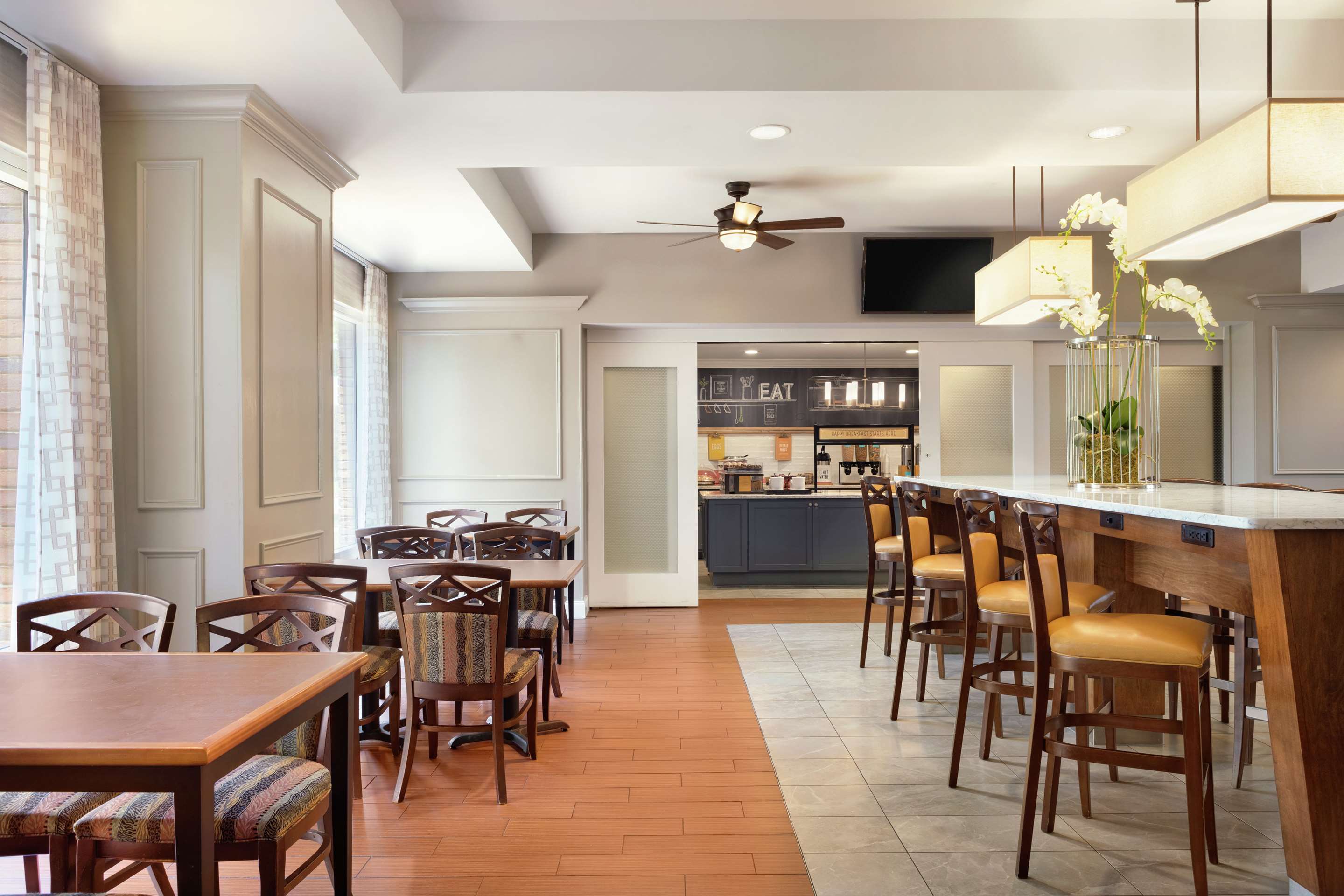 Breakfast Area | Hampton Inn & Suites Montgomery-EastChase