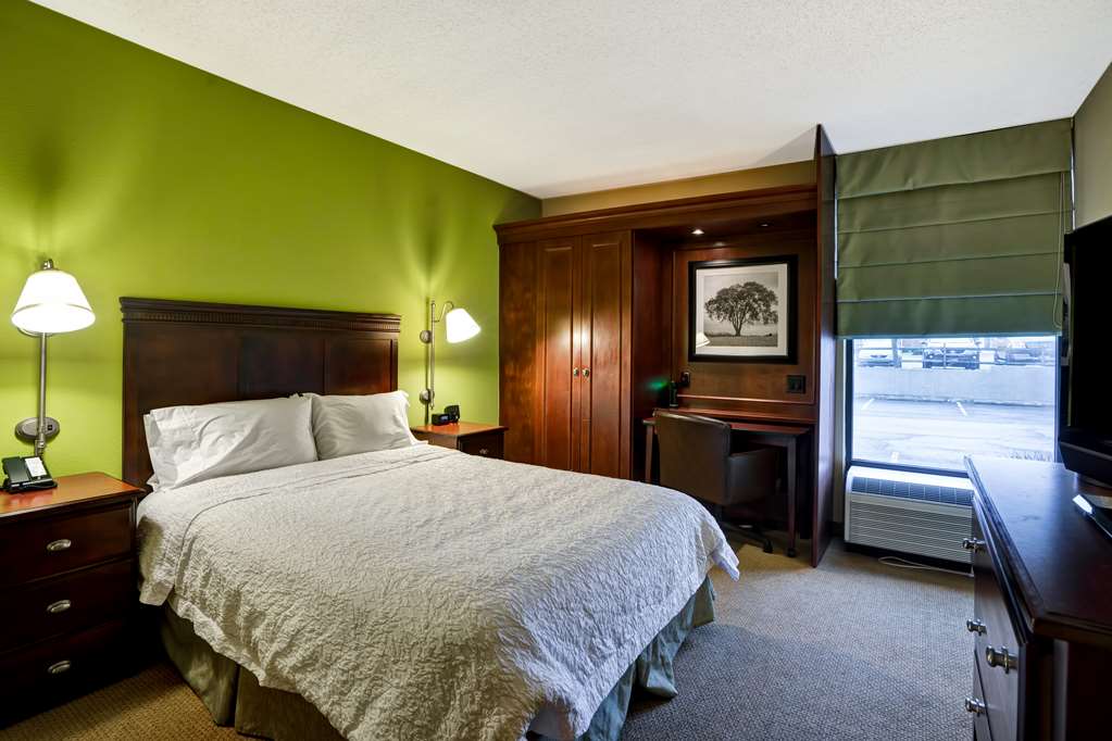 Hampton Inn by Hilton Morgantown Room Type - 1 QN MOB HEAR ACC TUB NS