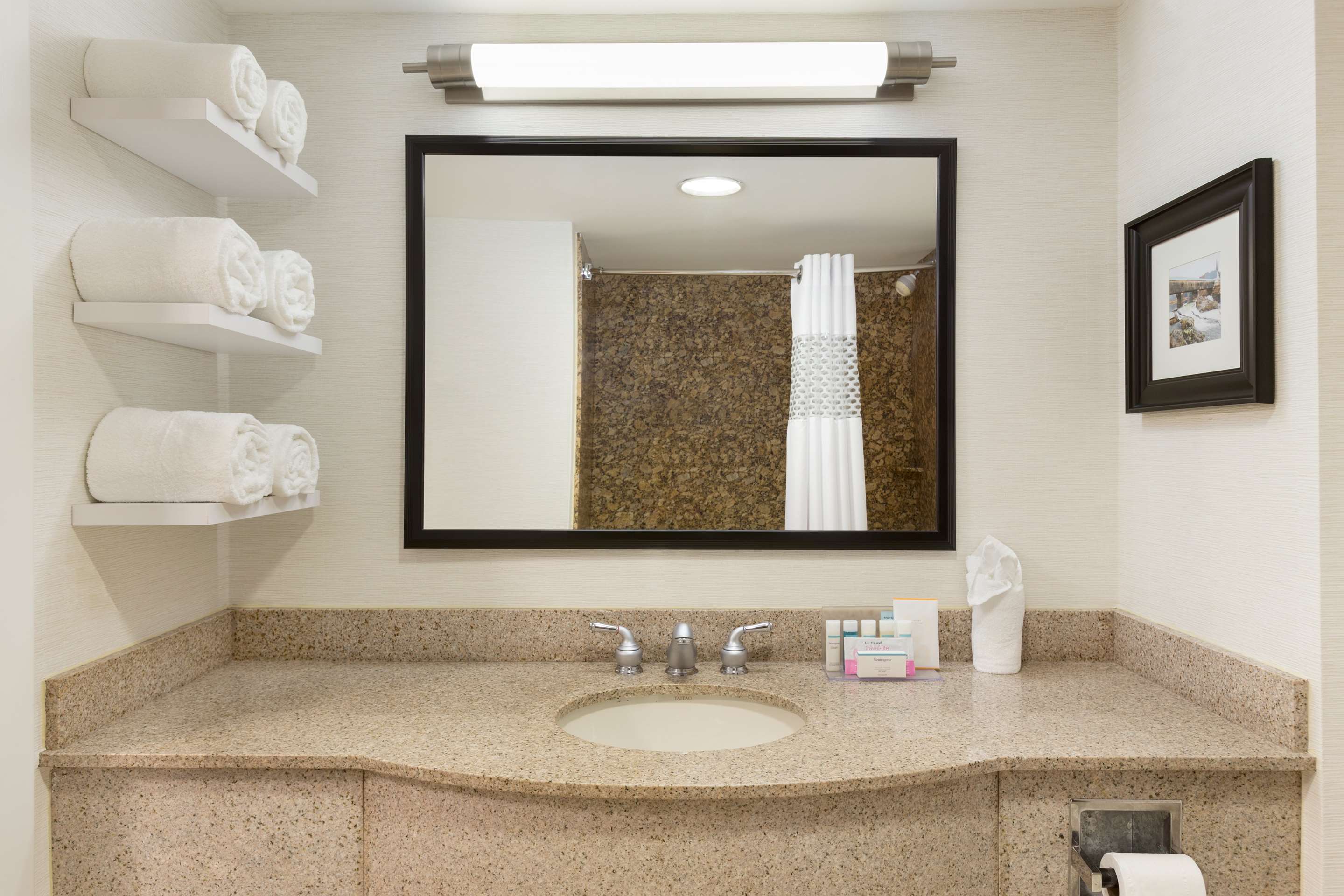 Guest room bath