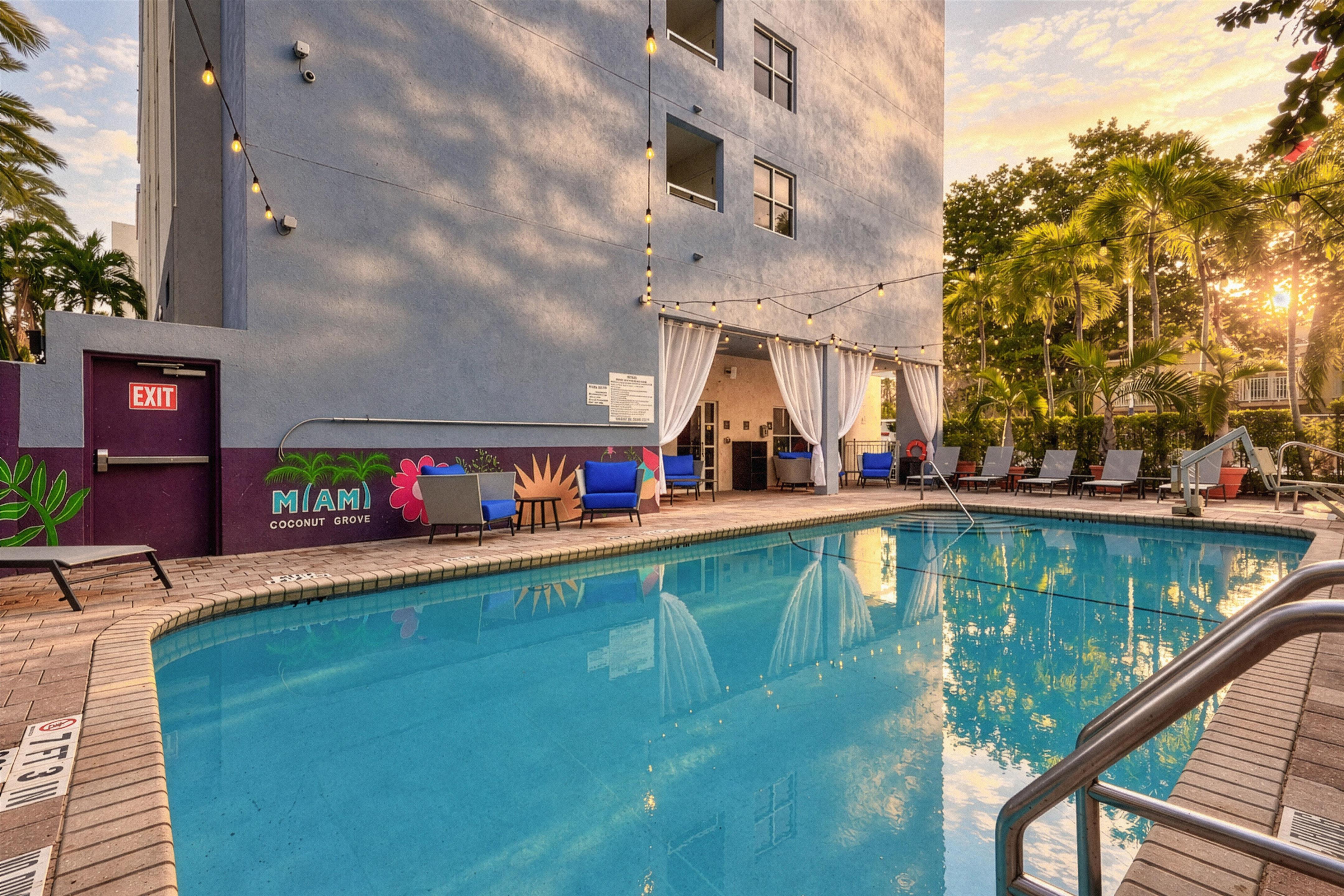 Pool | Hampton Inn Miami-Coconut Grove/Coral Gables