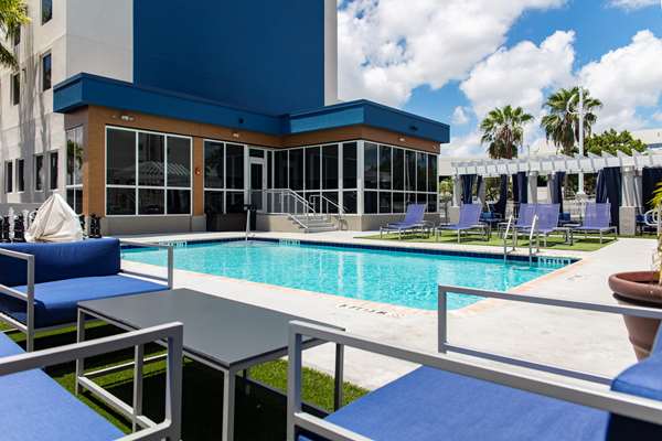 Pool - Hampton Inn & Suites Airport South Miami