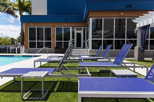 Pool - Hampton Inn & Suites Airport South Miami