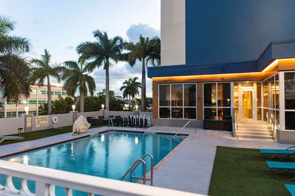 Pool - Hampton Inn & Suites Airport South Miami