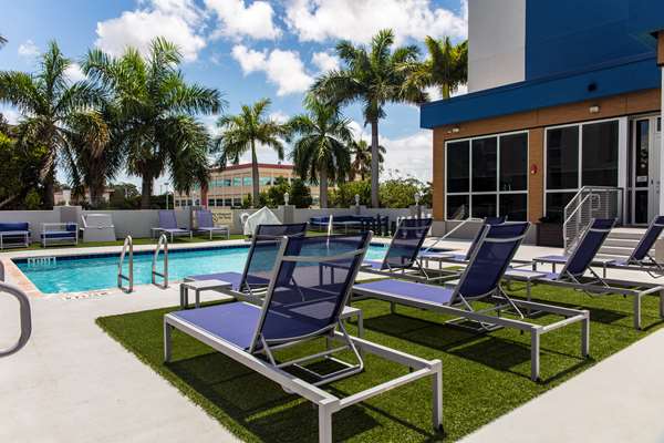 Pool - Hampton Inn & Suites Airport South Miami