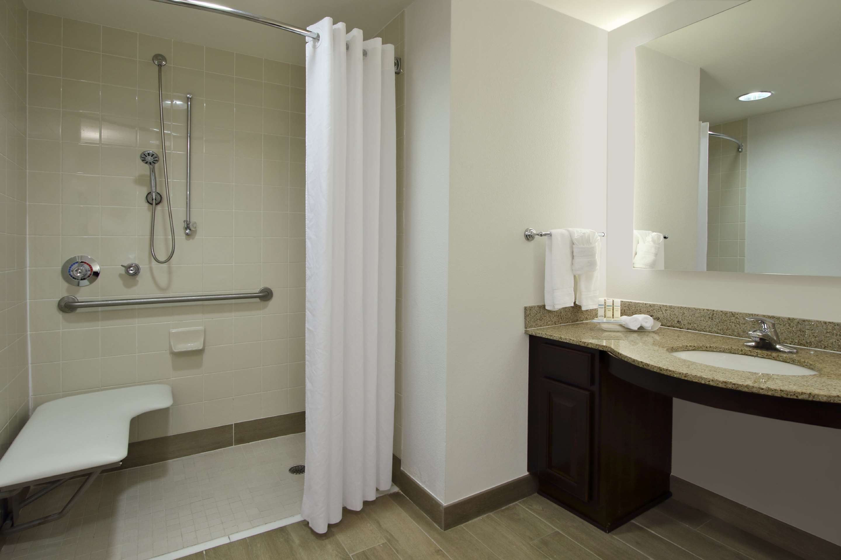 Guest room bath