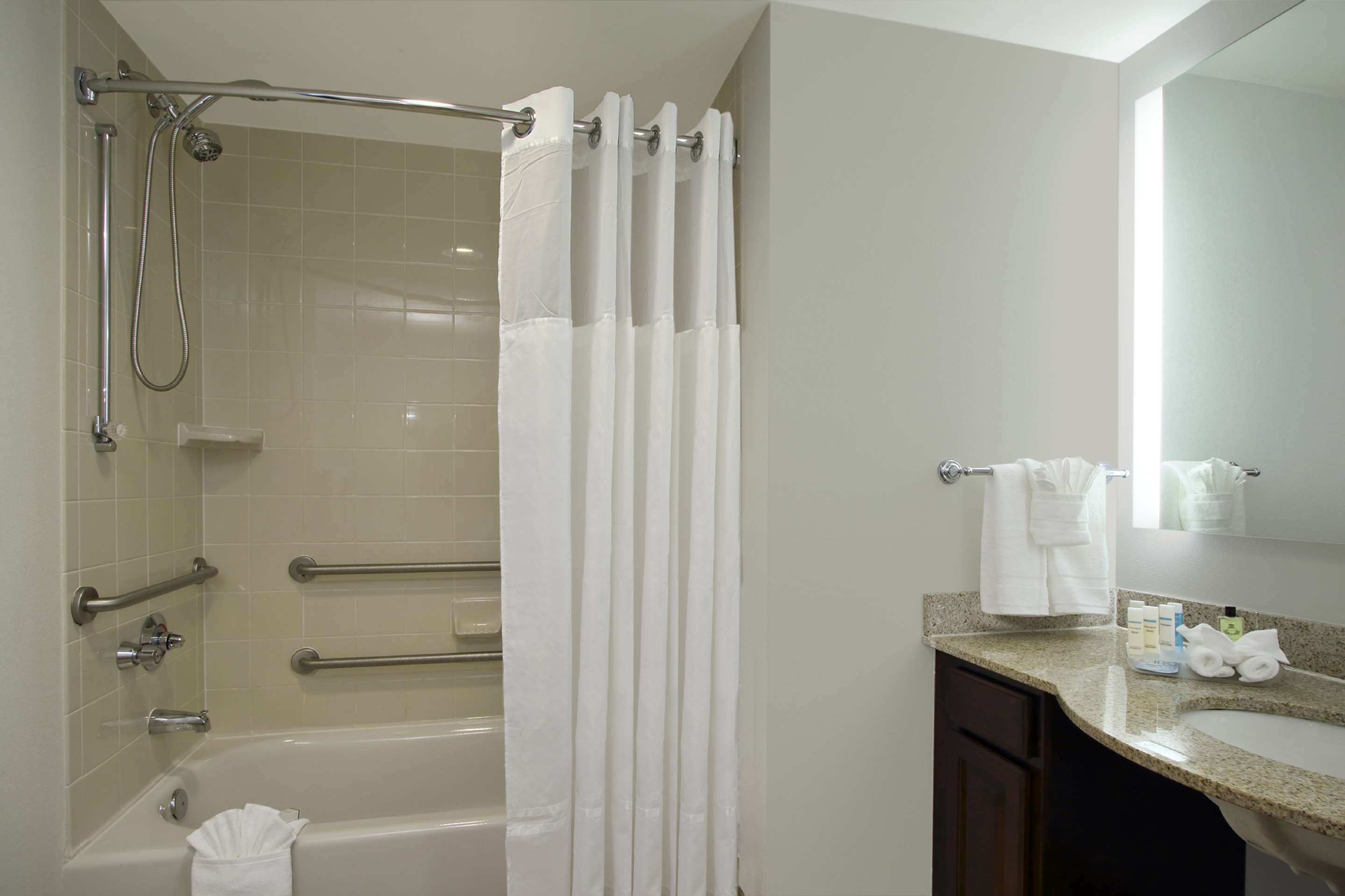 Guest room bath