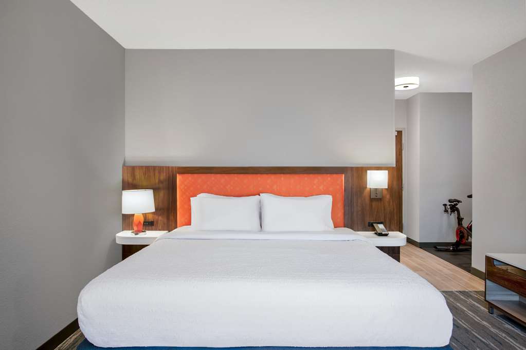 Hampton Inn & Suites by Hilton Muncie Room Type - 1 KING BED WITH PELOTON NS
