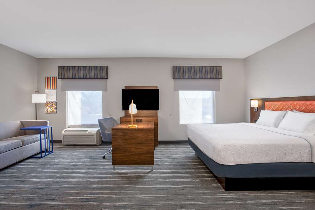 Hampton Inn & Suites by Hilton Muncie Room Type - 1 KING PELOTON STUDIO NS