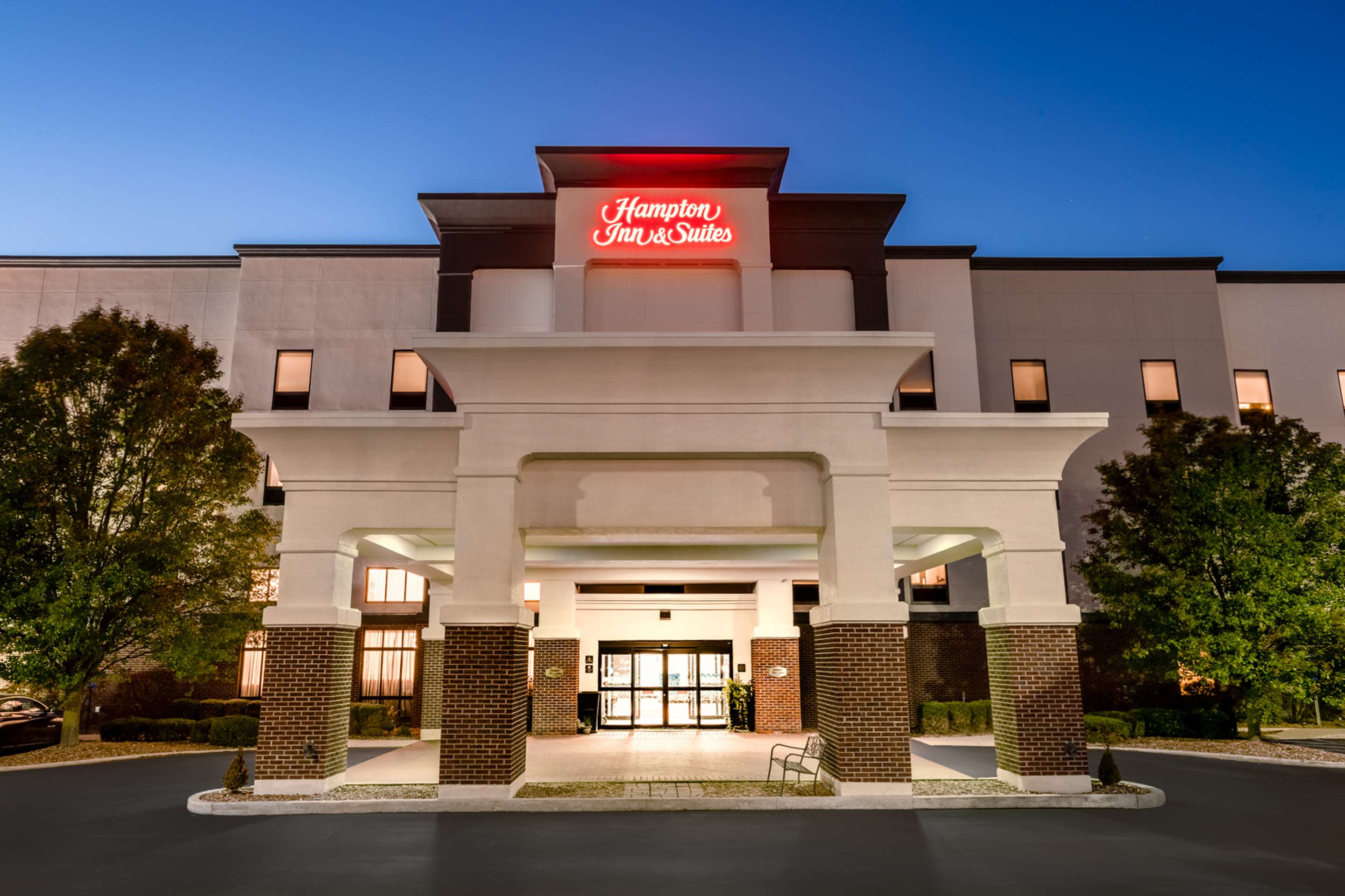 Exterior | Hampton Inn & Suites Muncie