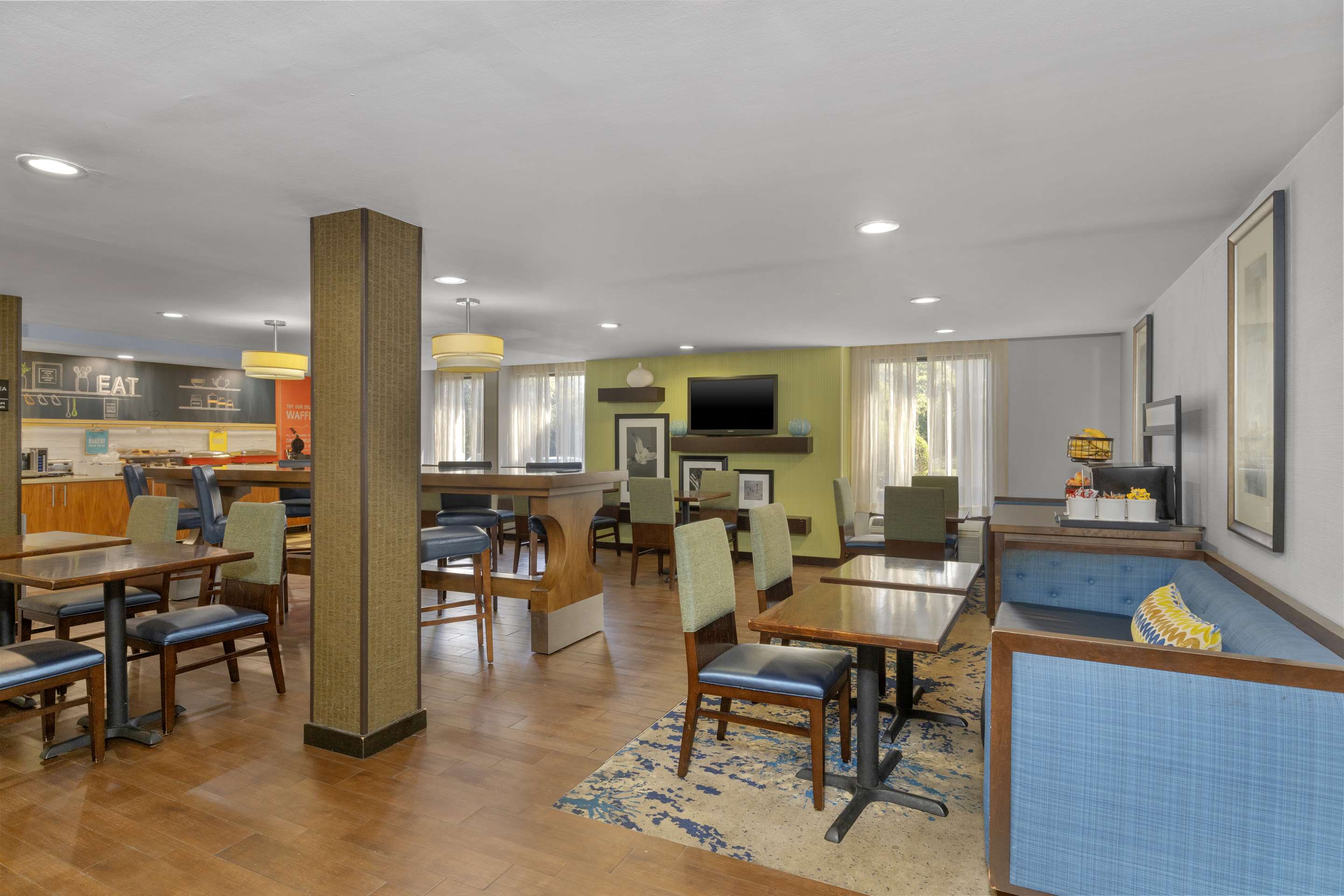 Breakfast Area | Hampton Inn Milford