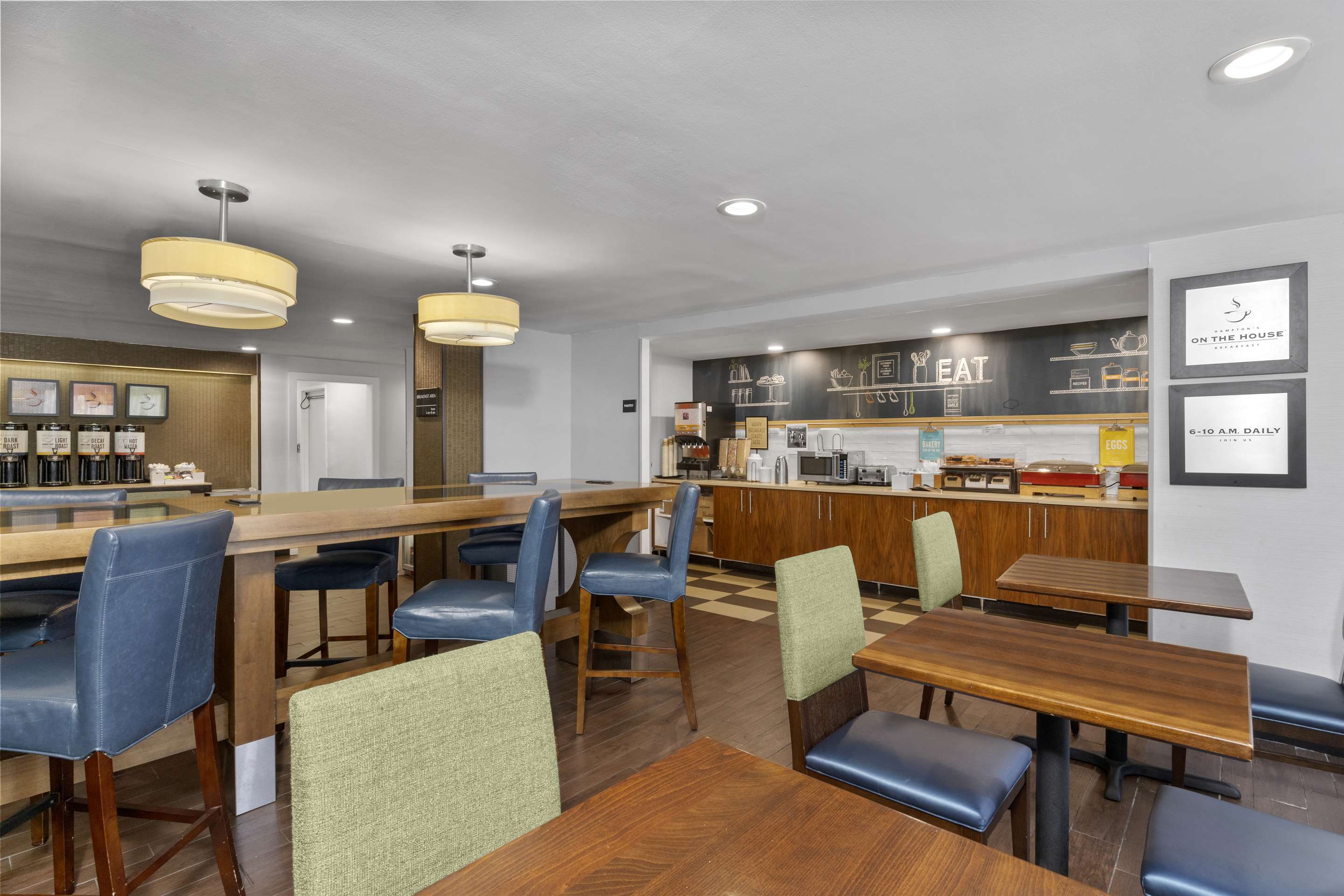 Breakfast Area | Hampton Inn Milford