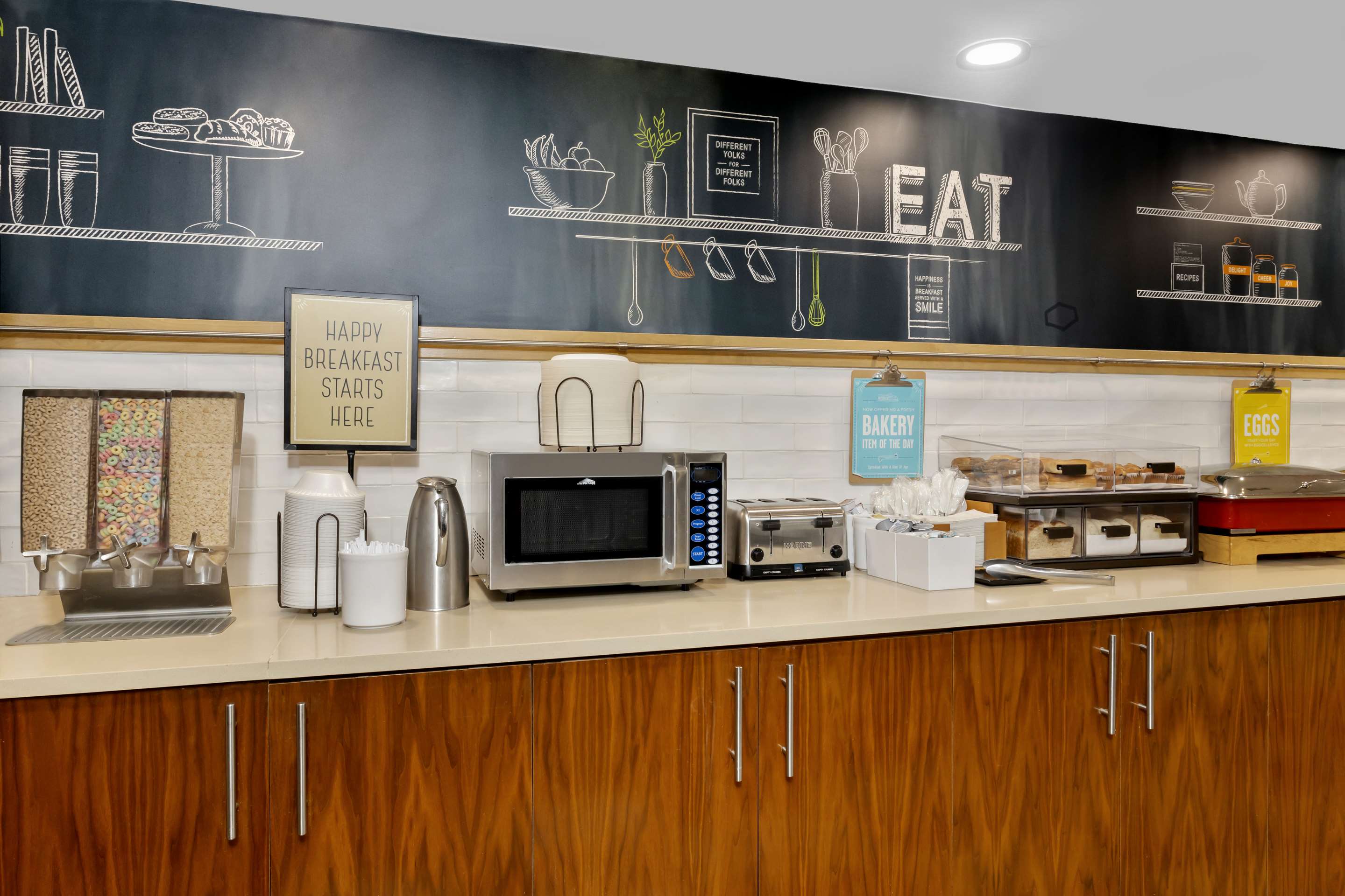 Breakfast Area | Hampton Inn Milford