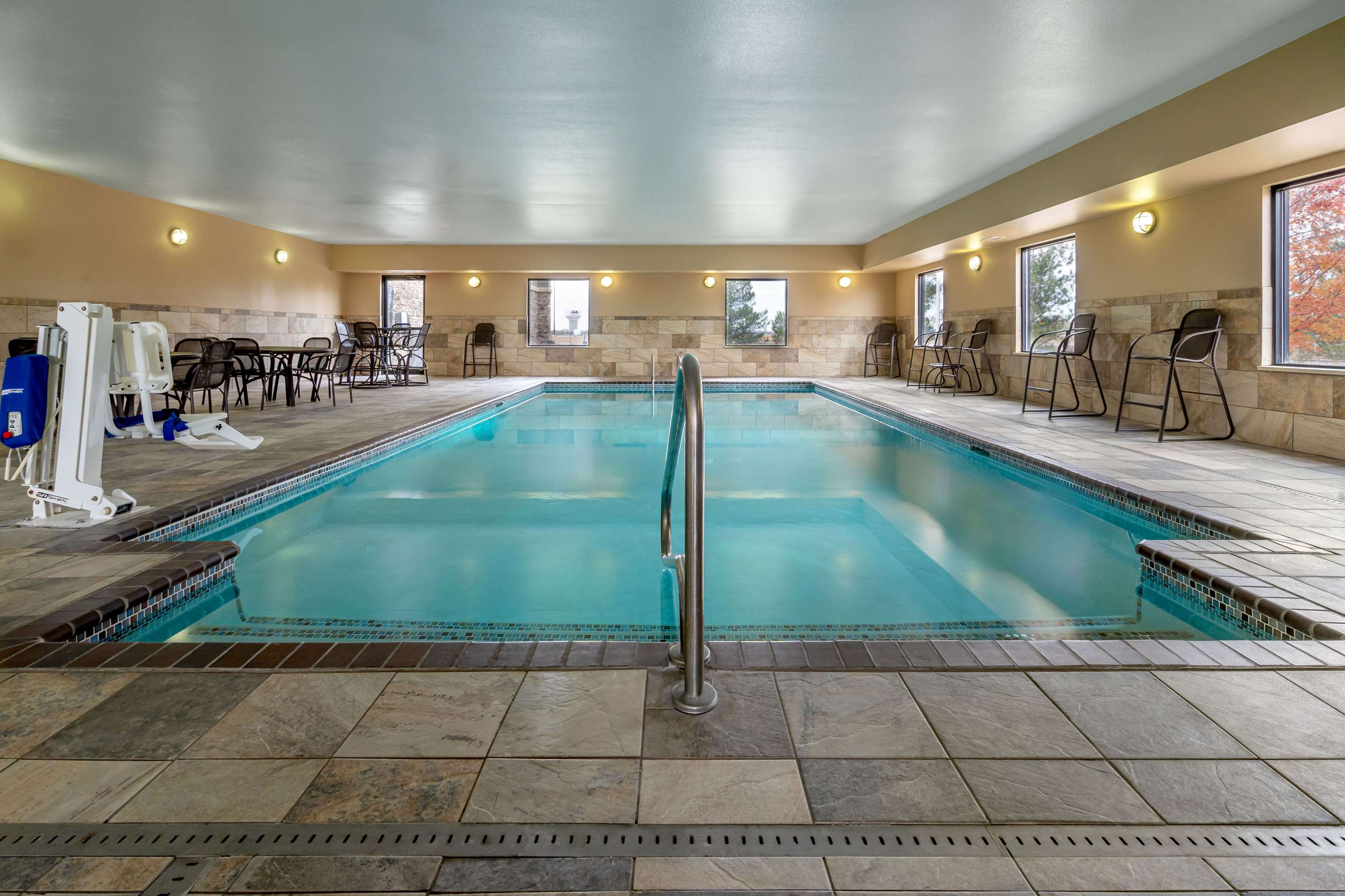 Pool | Hampton Inn Mitchell