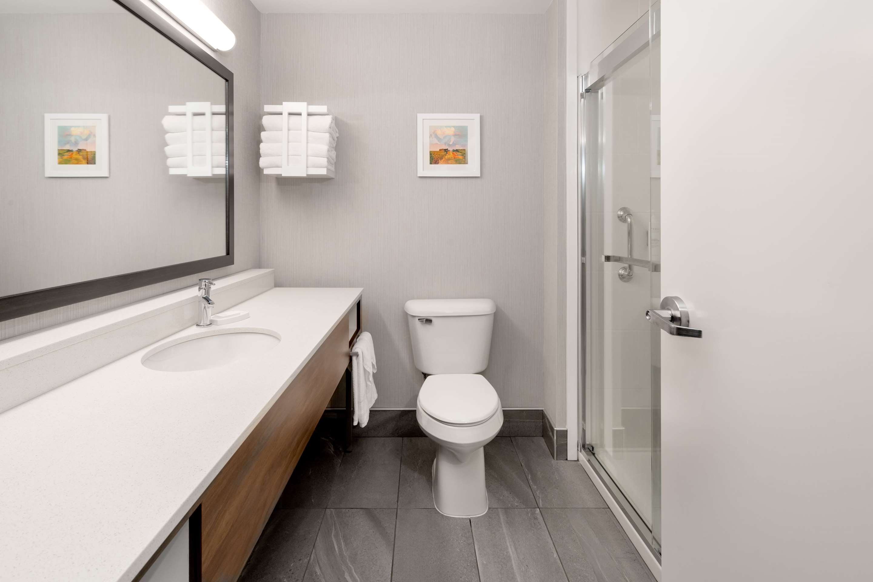 Guest room bath