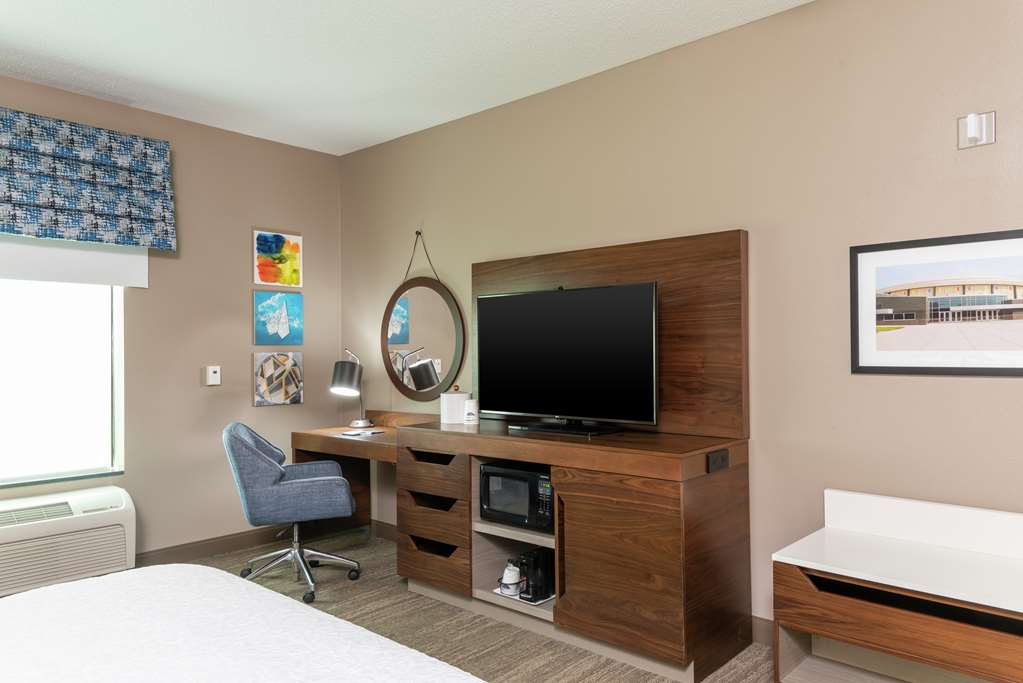 Hampton Inn & Suites by Hilton Marshalltown Room Type - 1 KING ACC ROLLIN SHWR