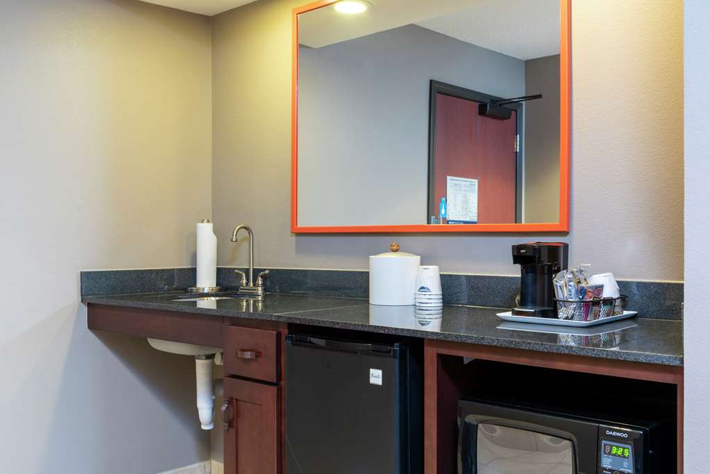 Hampton Inn & Suites by Hilton Marshalltown Room Type - 1 KING ACC TUB SOFABED