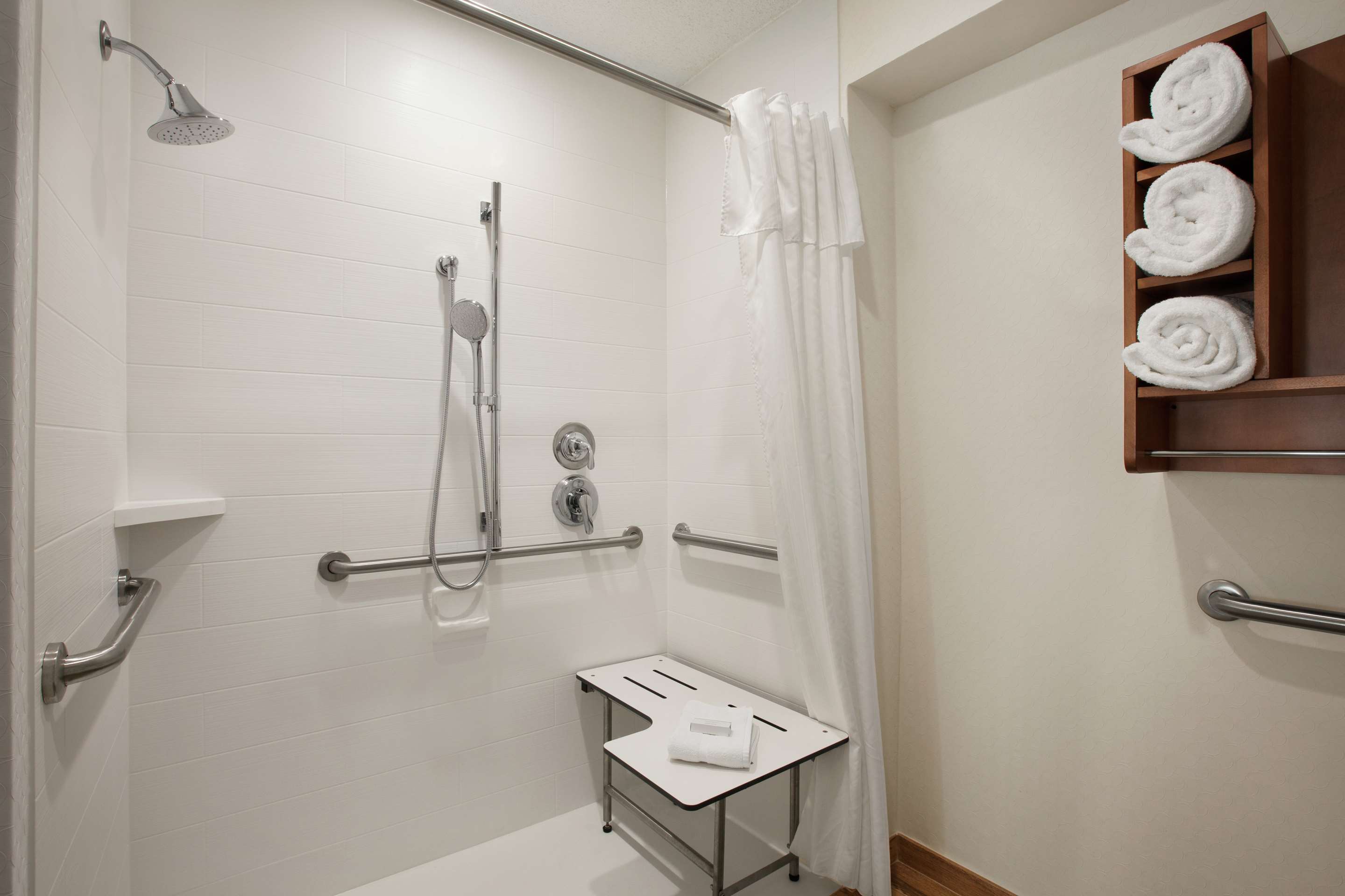 Guest room bath