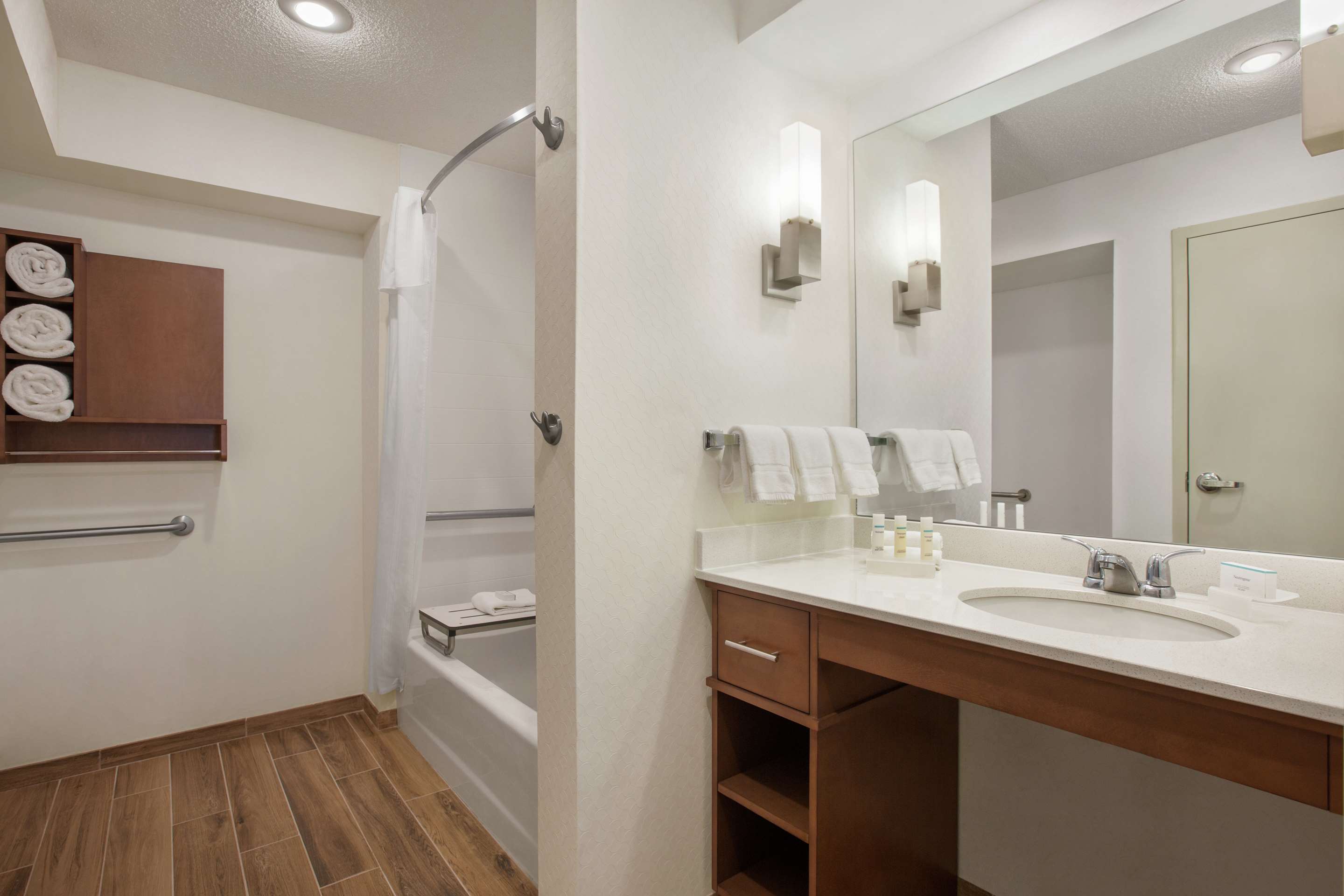 Guest room bath