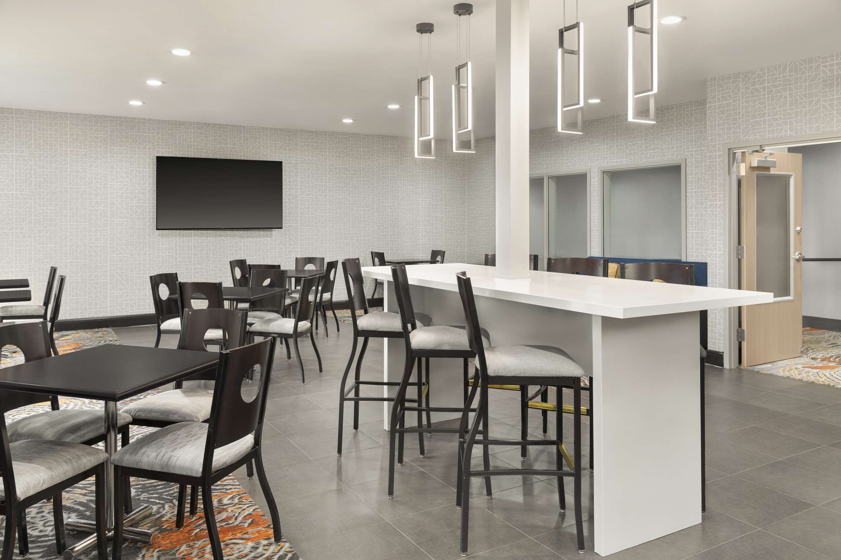 Breakfast Area | Hampton Inn Olathe