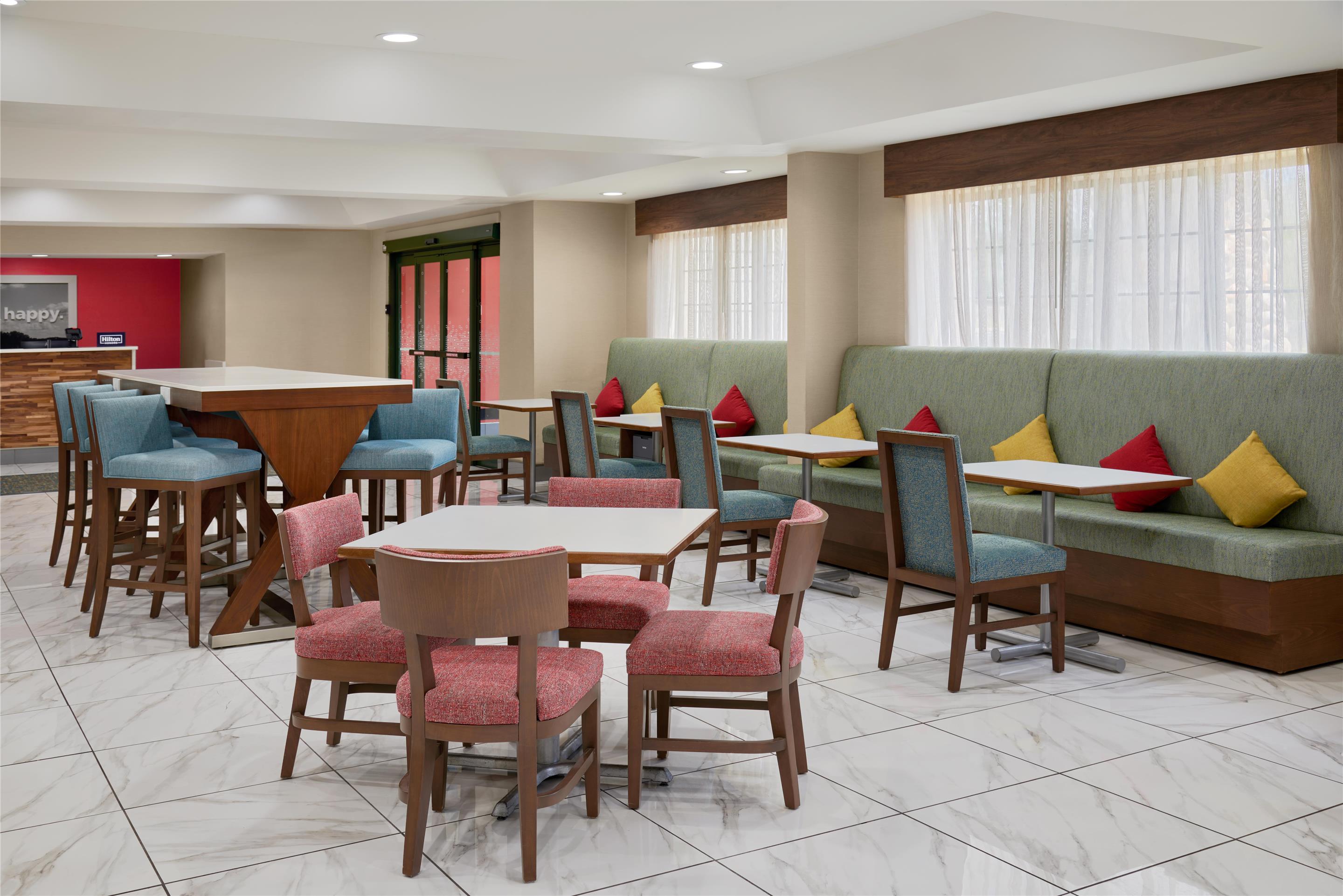 Breakfast Area | Hampton Inn Kansas City The Legends