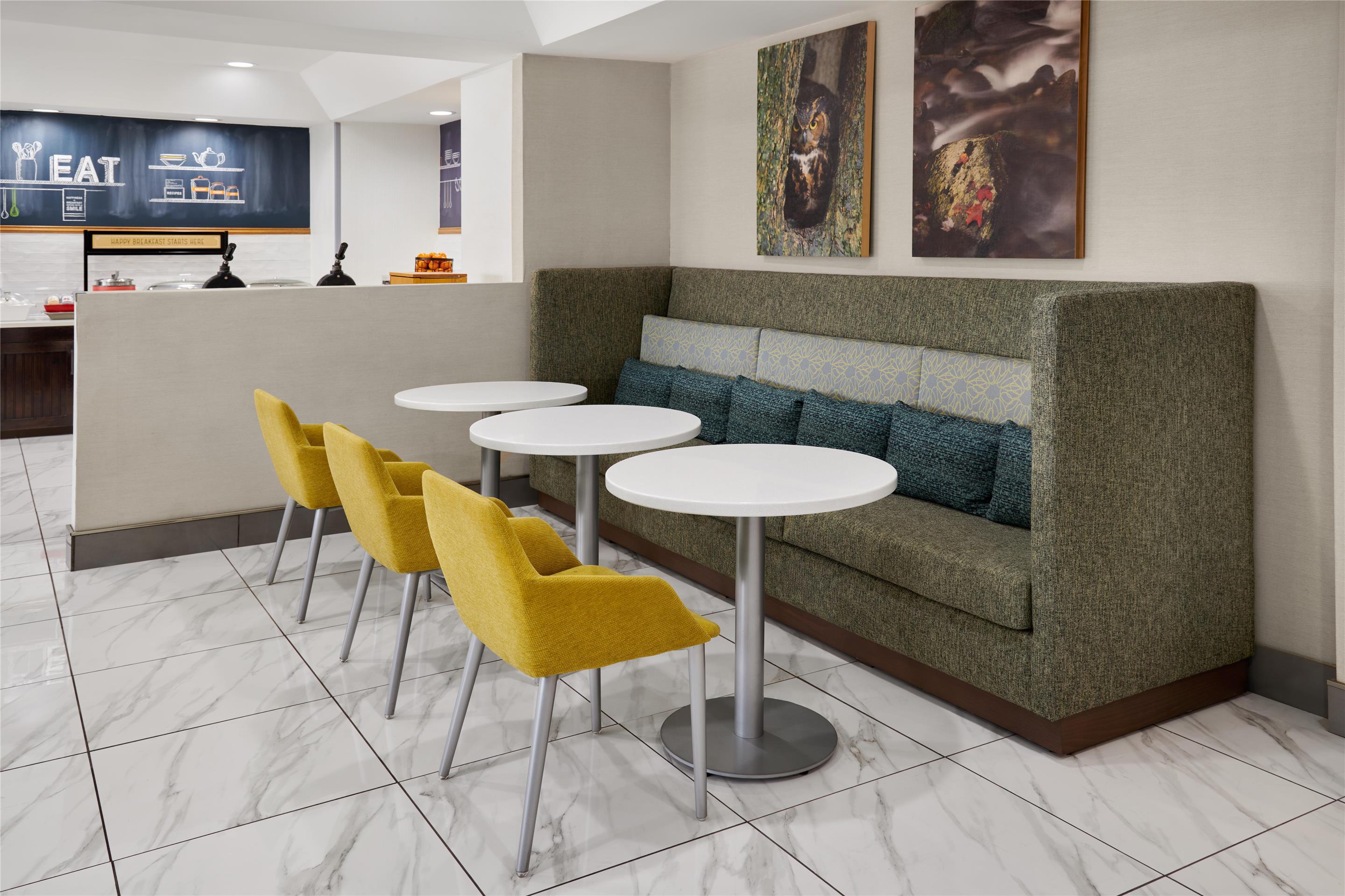 Breakfast Area | Hampton Inn Kansas City The Legends