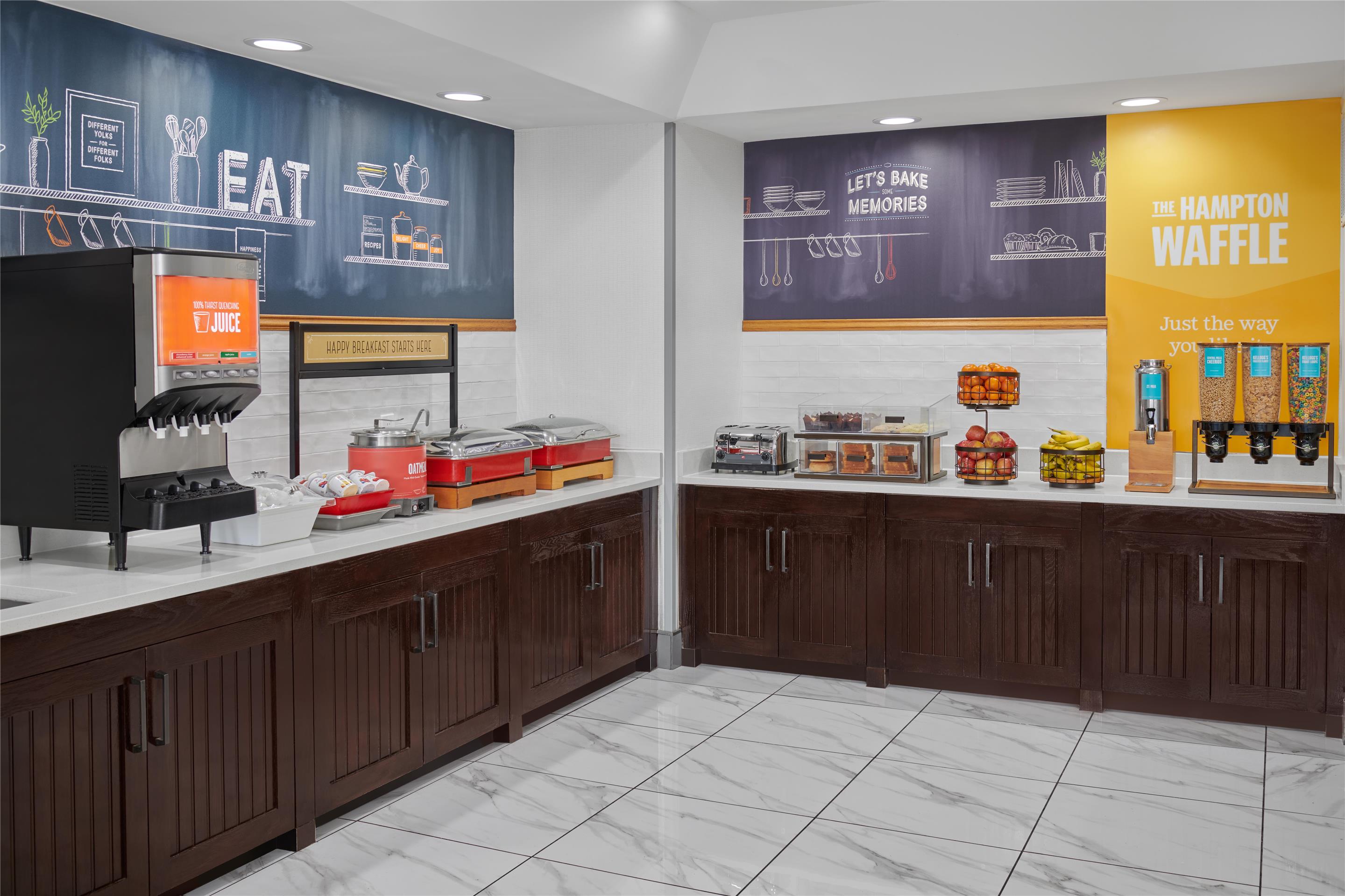 Breakfast Area | Hampton Inn Kansas City The Legends