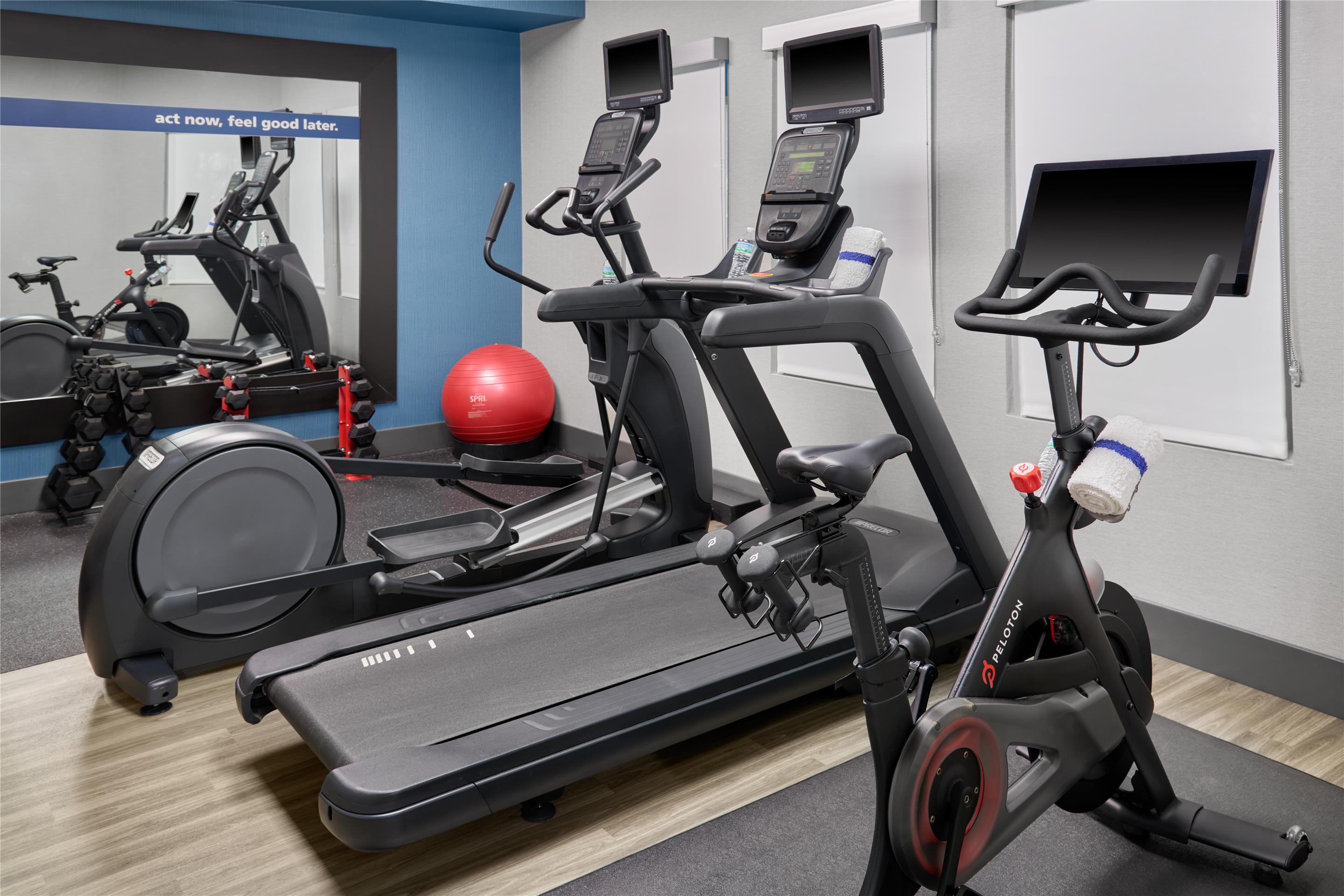 Health club fitness center gym | Hampton Inn Kansas City The Legends