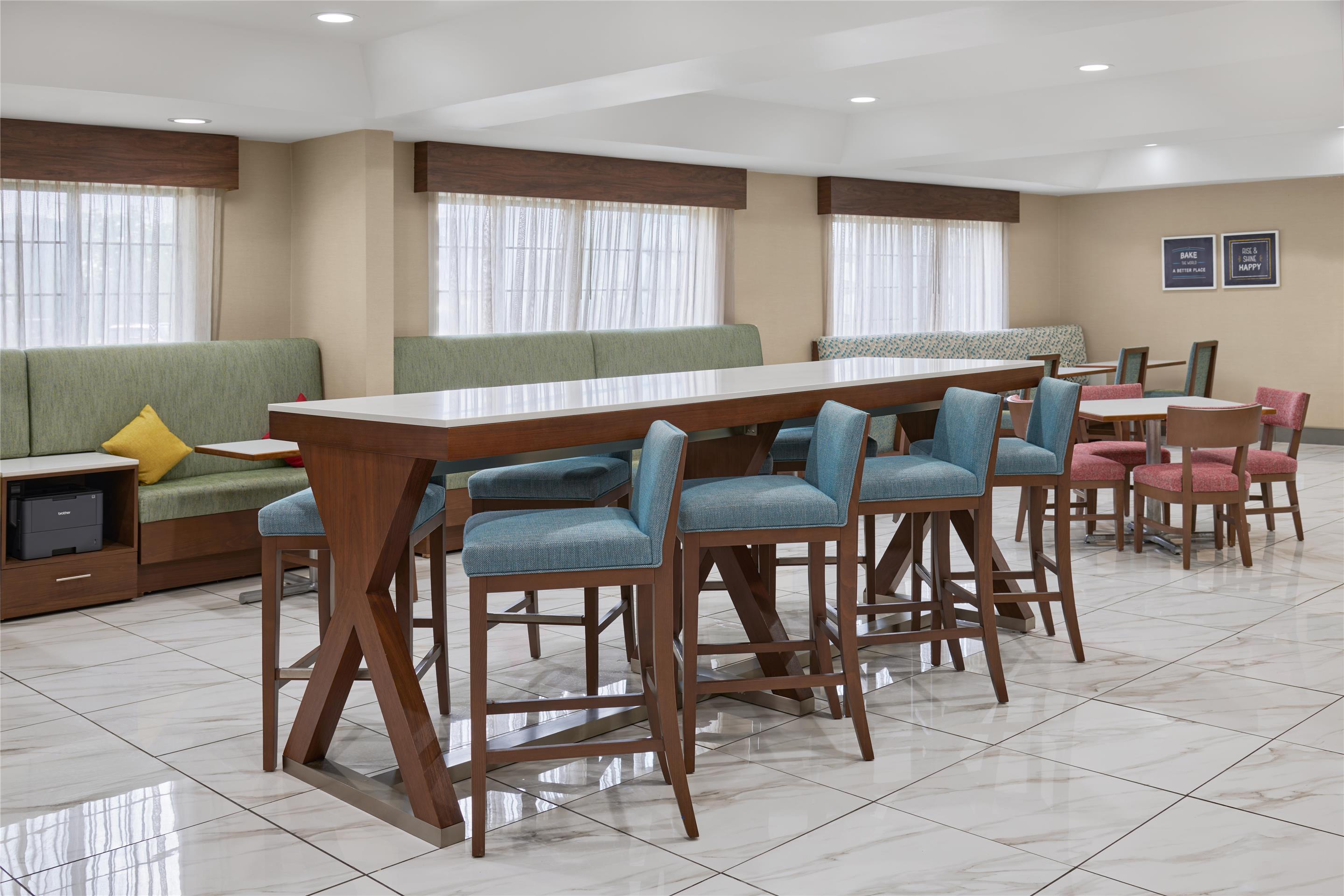 Breakfast Area | Hampton Inn Kansas City The Legends