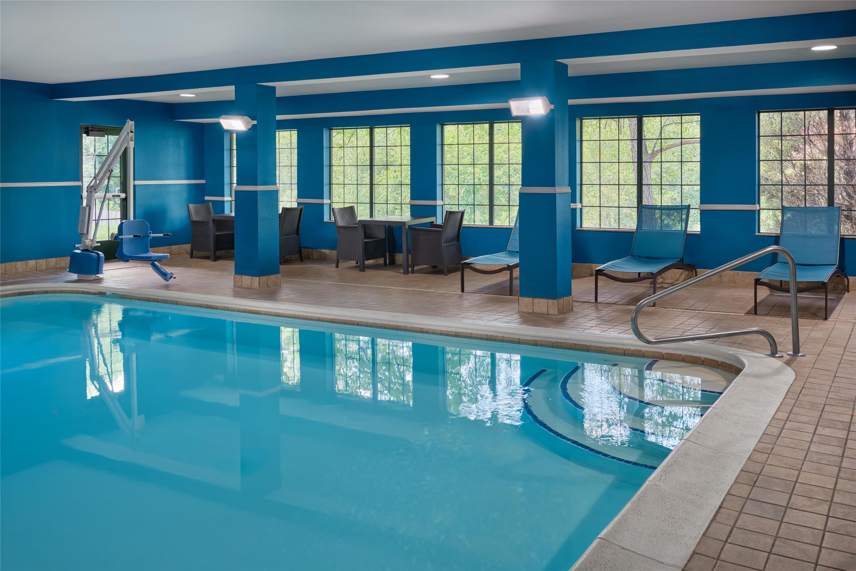 Pool | Hampton Inn Kansas City The Legends