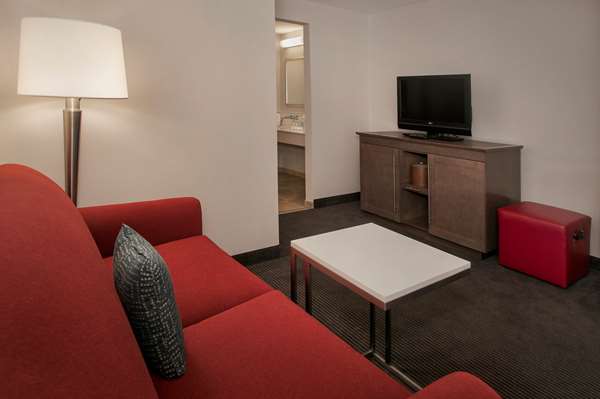  - Hampton Inn & Suites Downtown Milwaukee - I-794, Exit 1E