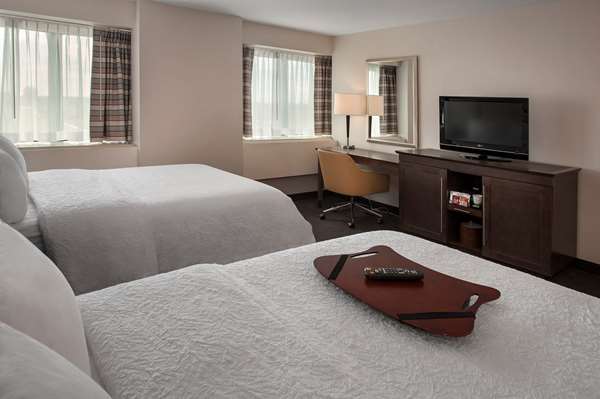  - Hampton Inn & Suites Downtown Milwaukee - I-794, Exit 1E