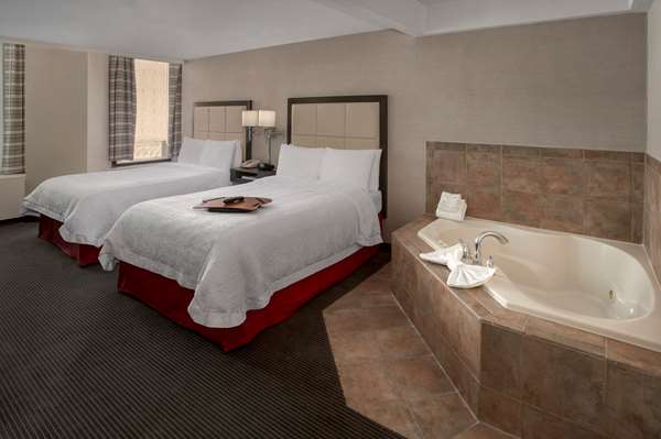 - Hampton Inn & Suites Downtown Milwaukee - I-794, Exit 1E