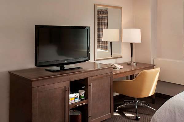  - Hampton Inn & Suites Downtown Milwaukee - I-794, Exit 1E