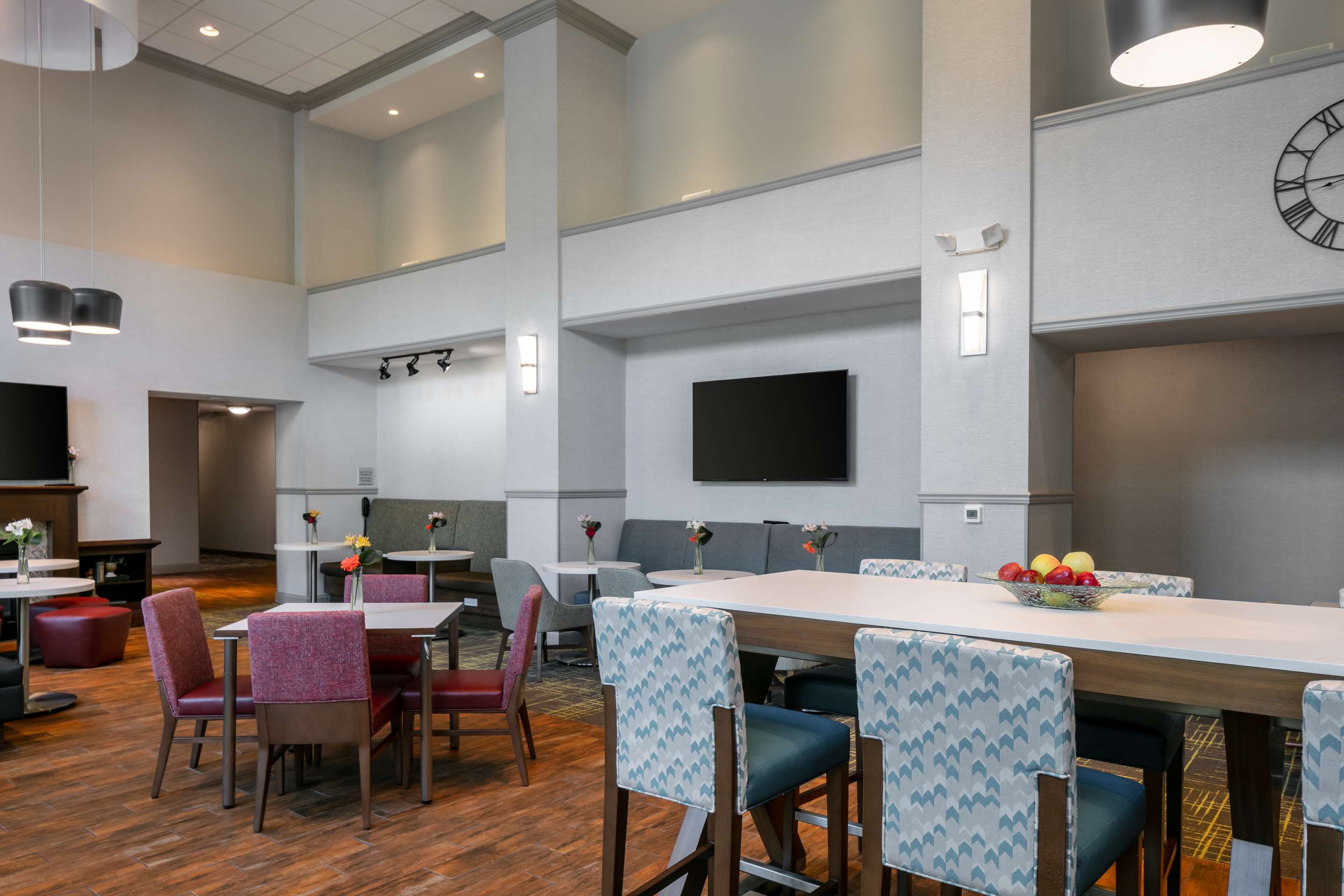 Breakfast Area | Hampton Inn & Suites Grafton