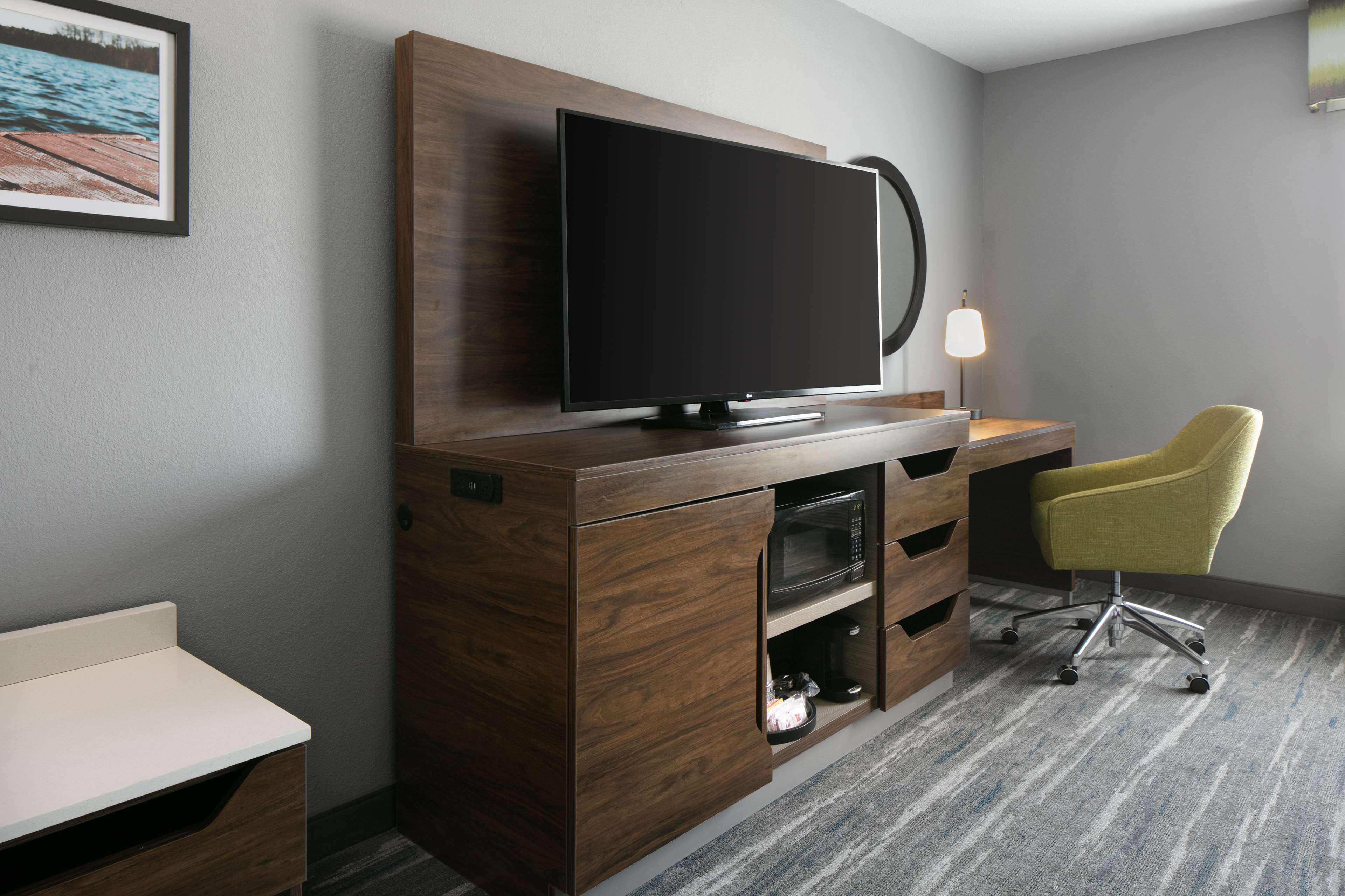 Hampton Inn & Suites by Hilton Grafton Room Type - 1KNG STUDY SOFABED NONSMOK