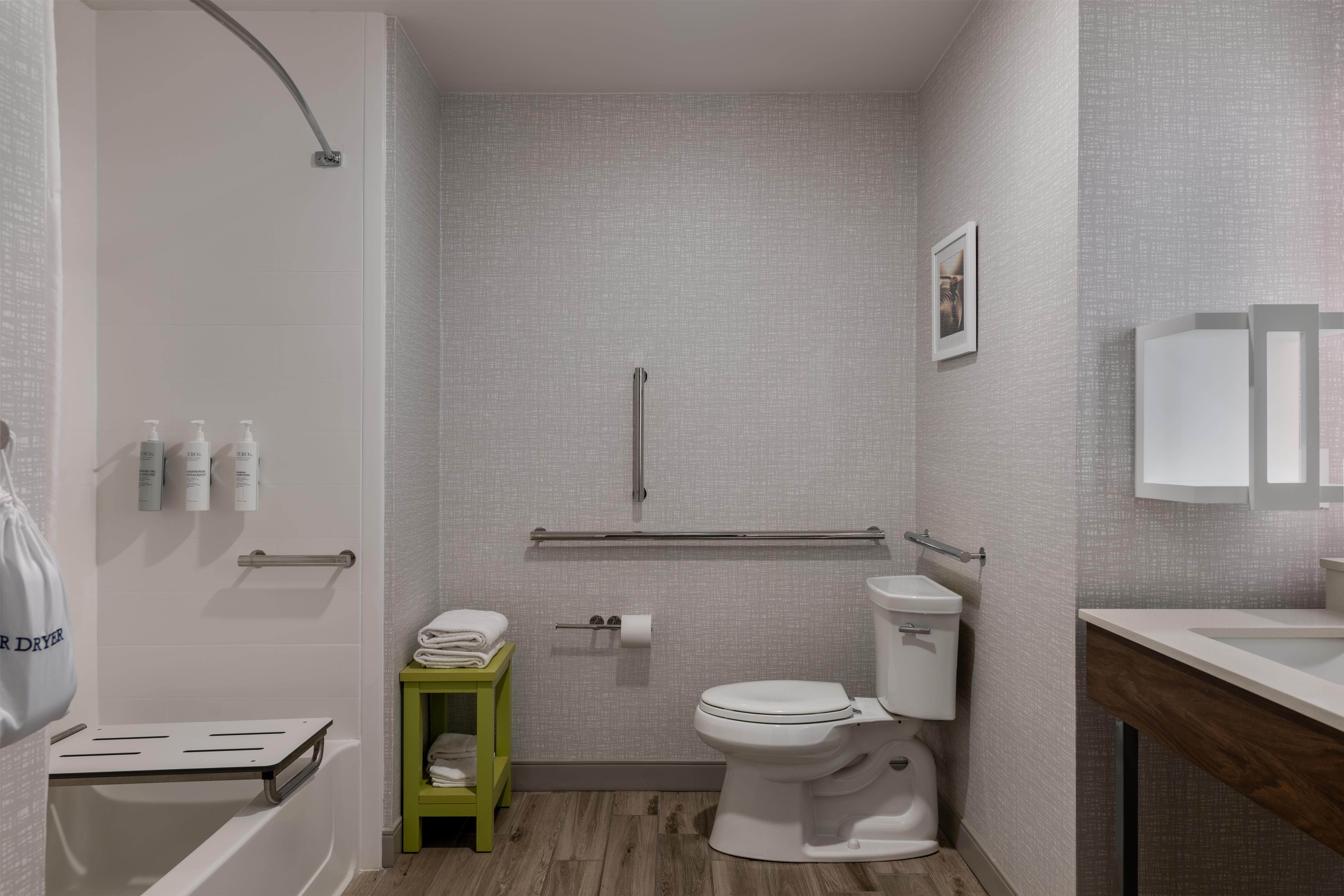 Hampton Inn & Suites by Hilton Grafton Room Type - 2QN MOB HEARING ACC TUB NS