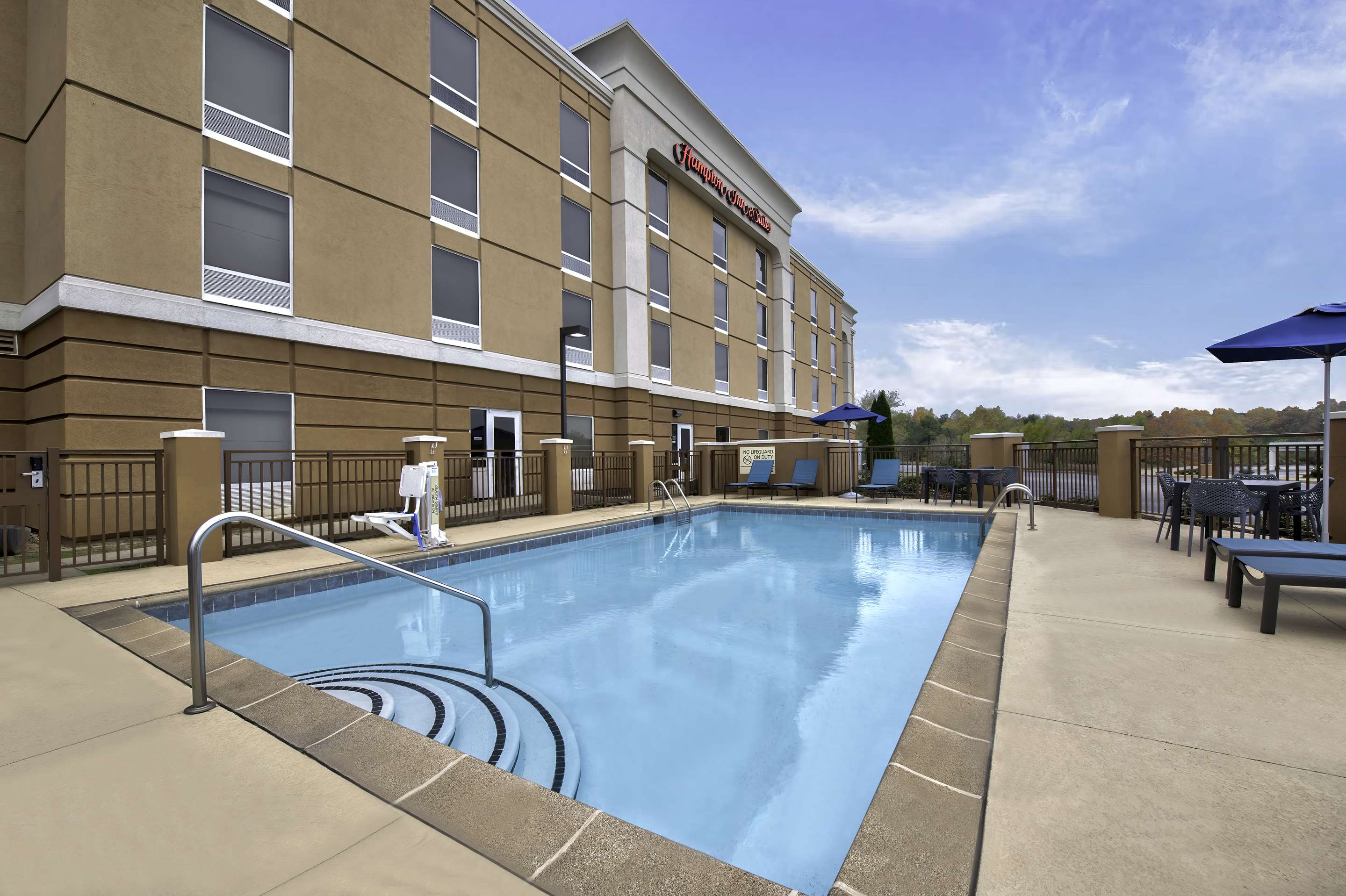 Pool | Hampton Inn & Suites Jackson