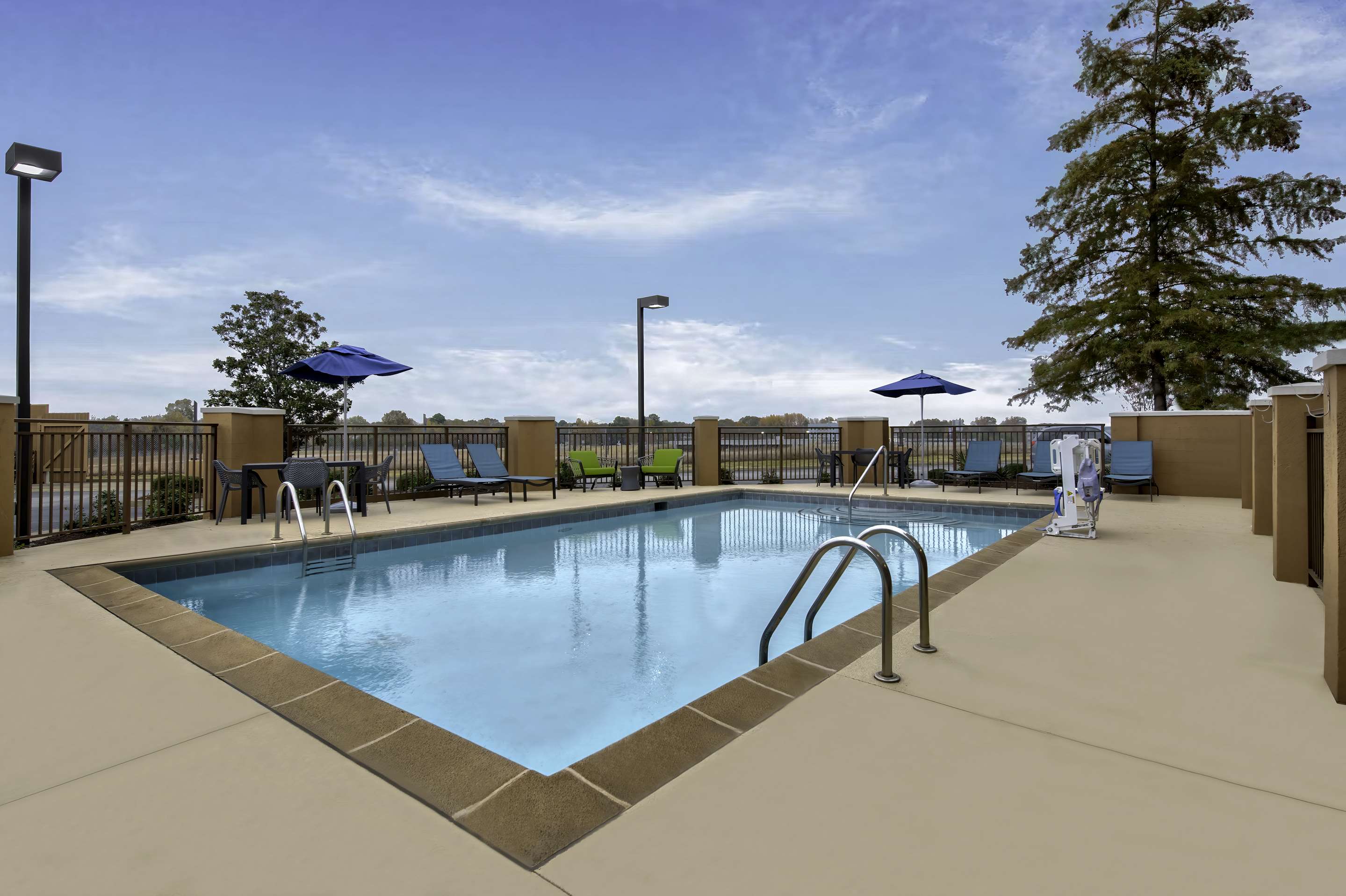 Pool | Hampton Inn & Suites Jackson