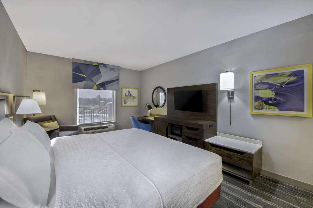 Hampton Inn & Suites by Hilton Jackson Room Type - 1 KING BED NONSMOKING