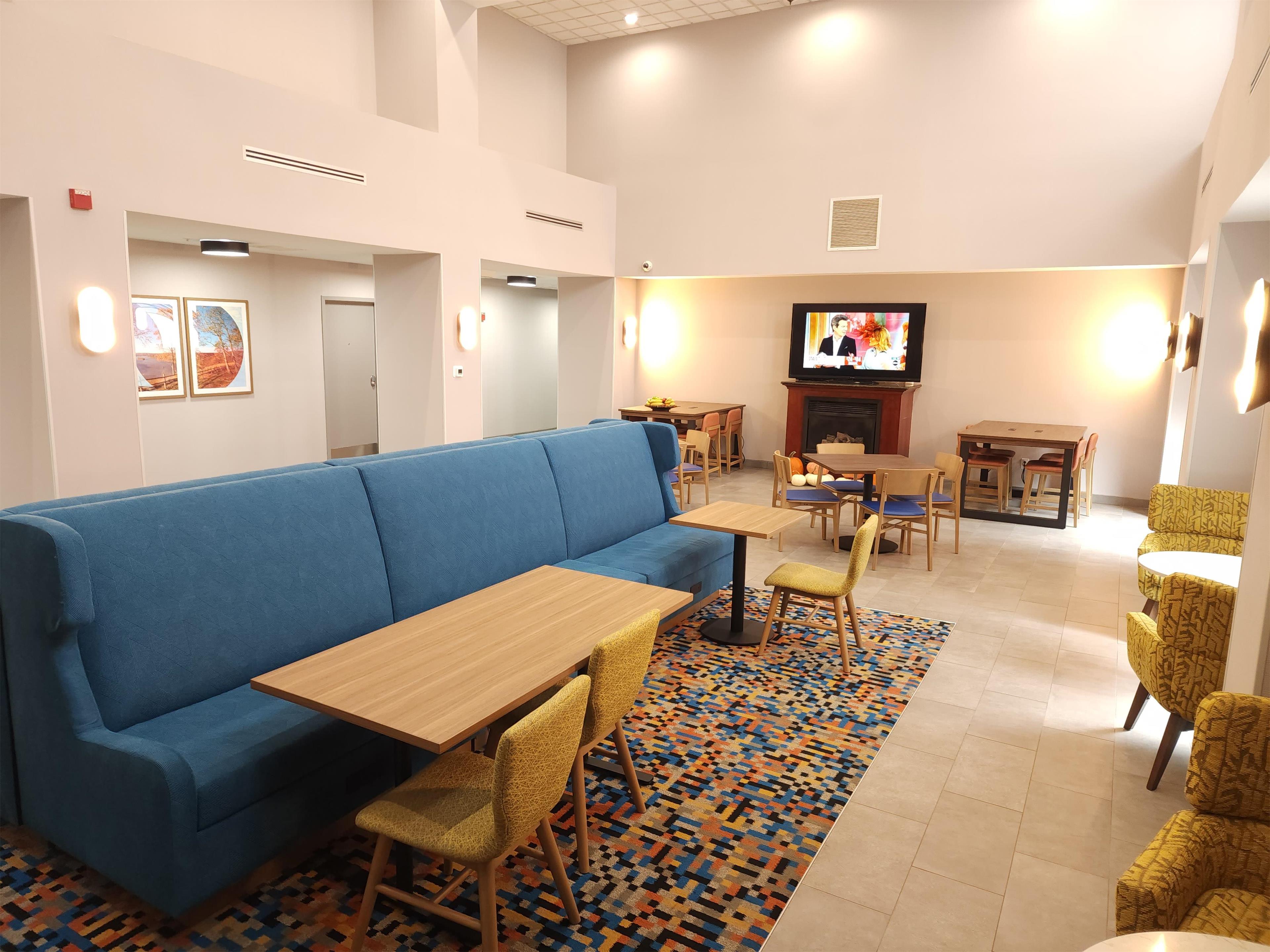 Lobby | Hampton Inn and Suites of Lamar