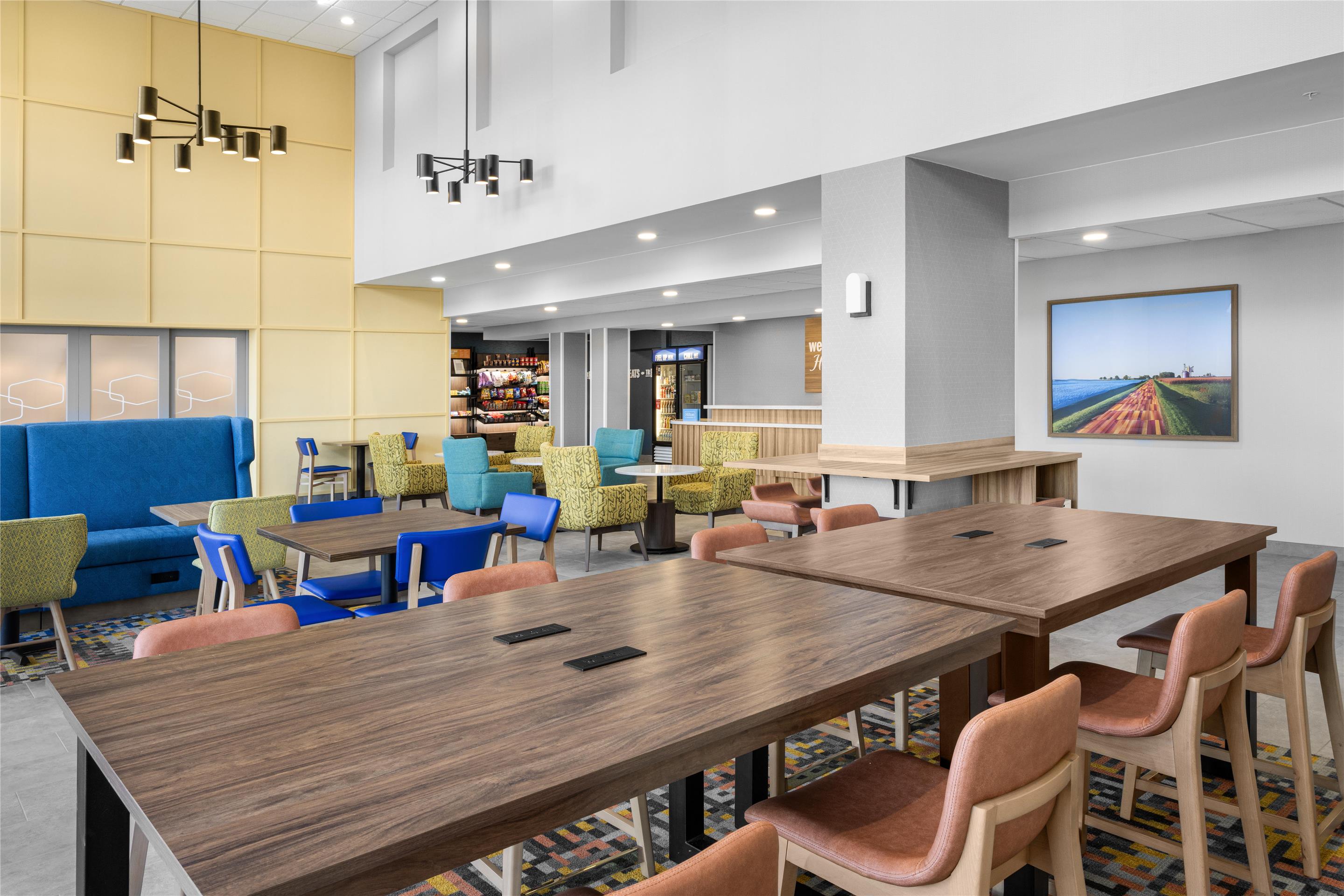 Lobby | Hampton Inn & Suites Moline-Quad City International Airport