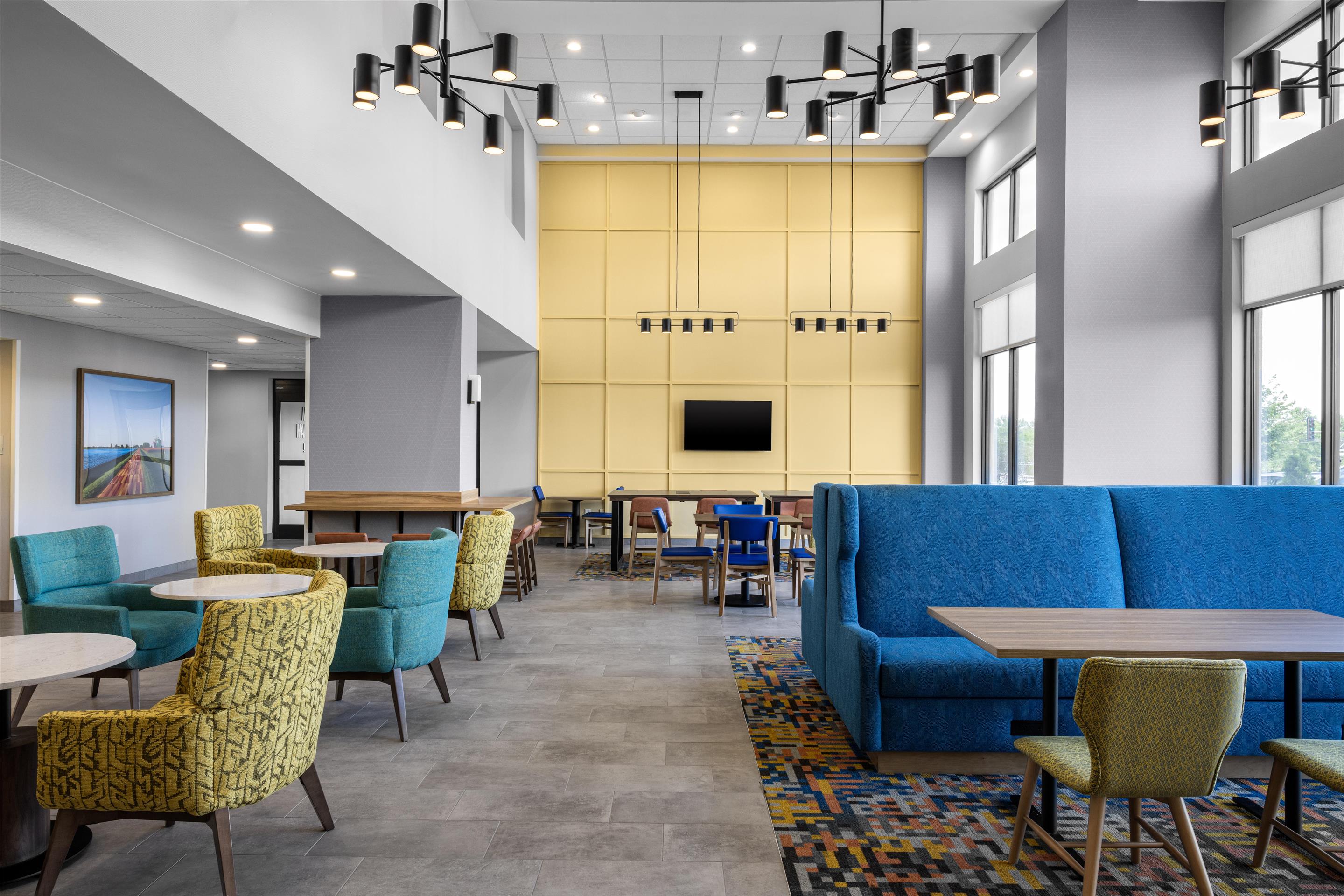 Lobby | Hampton Inn & Suites Moline-Quad City International Airport