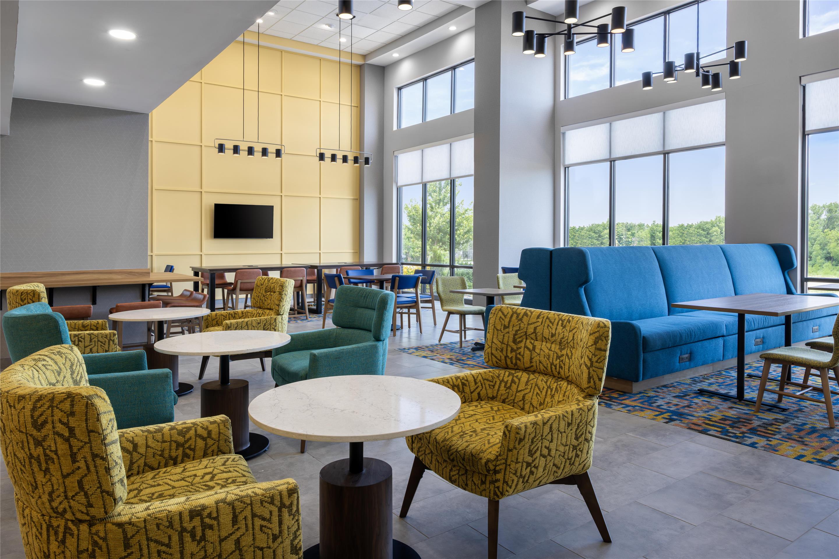 Lobby | Hampton Inn & Suites Moline-Quad City International Airport