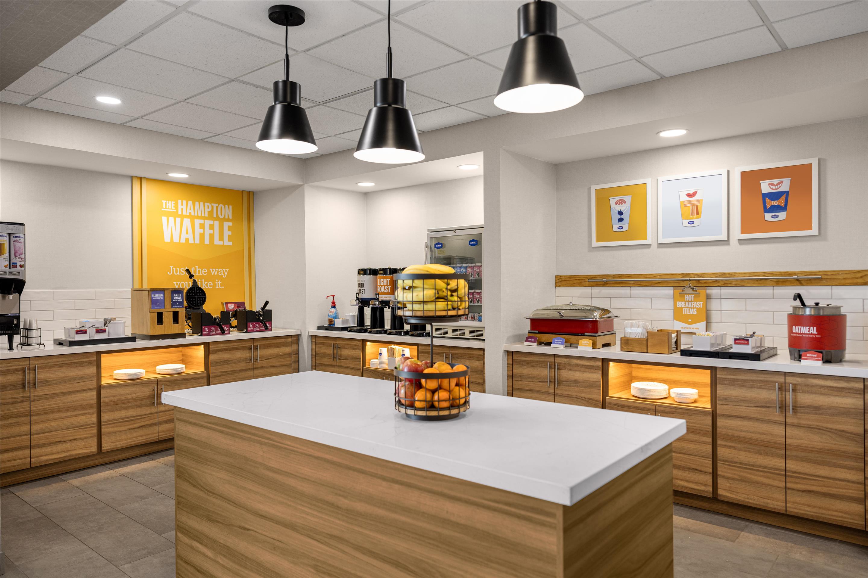 Breakfast Area | Hampton Inn & Suites Moline-Quad City International Airport