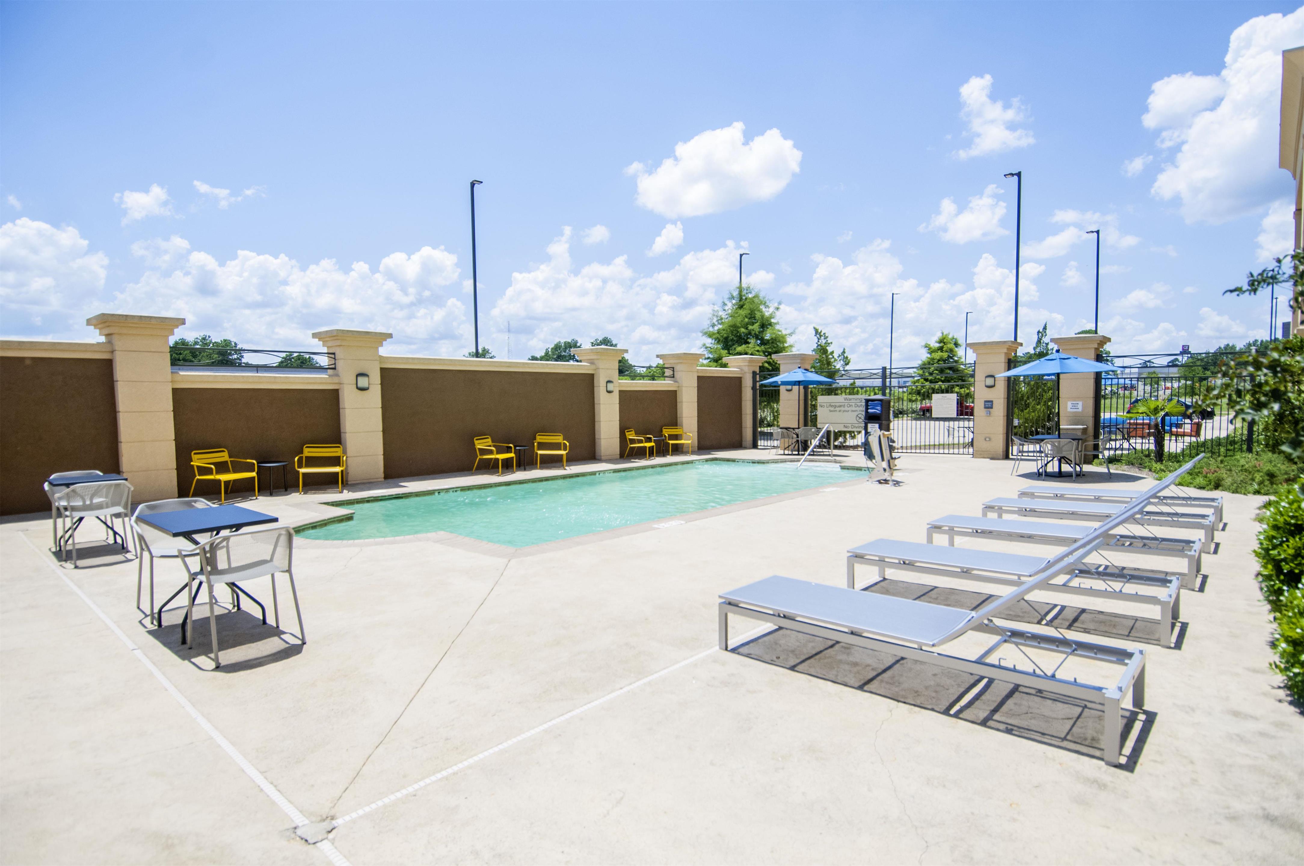 Pool | Hampton Inn West Monroe