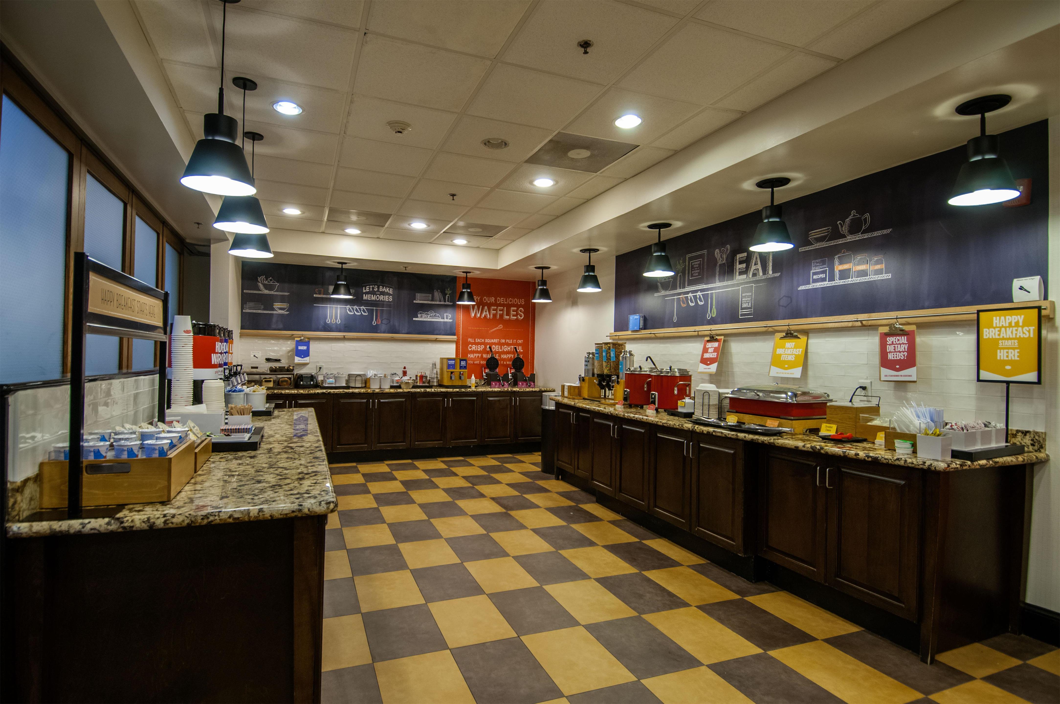 Breakfast Area | Hampton Inn West Monroe