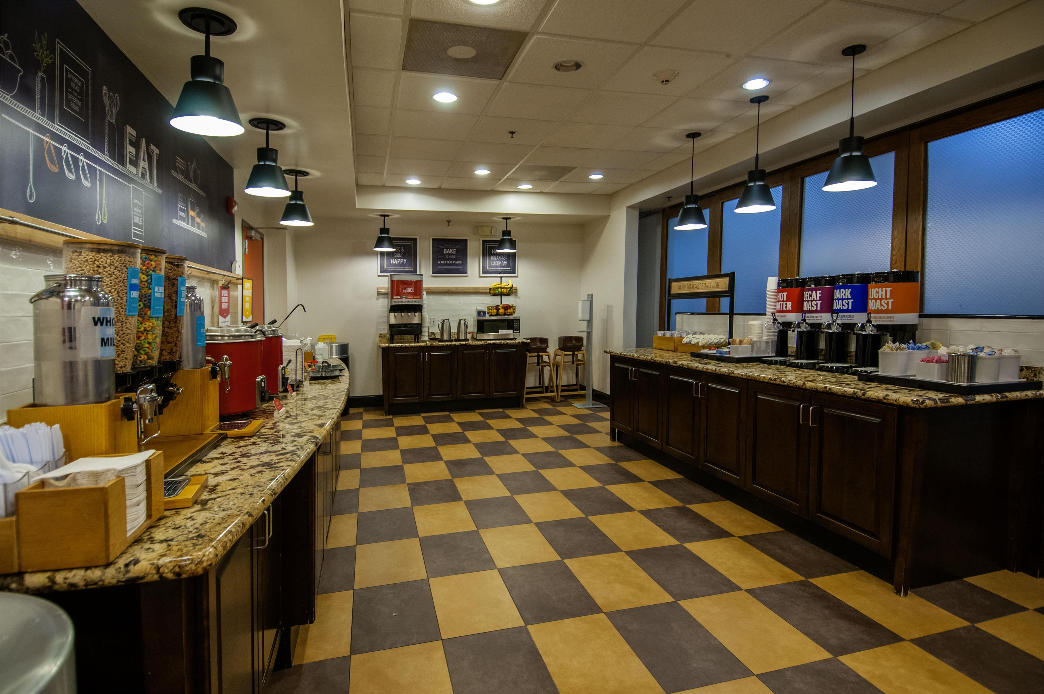 Breakfast Area | Hampton Inn West Monroe