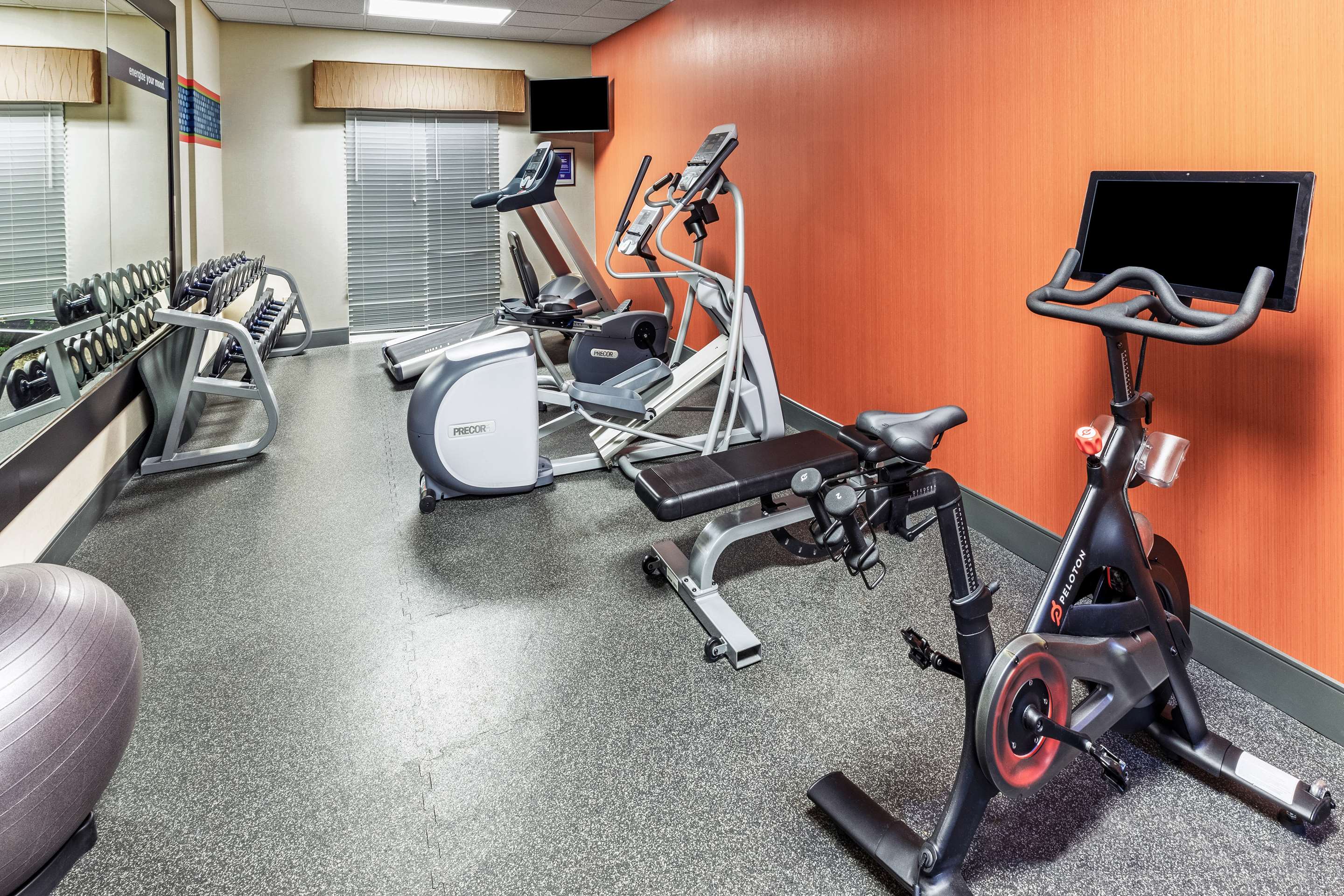 Health club fitness center gym | Hampton Inn Miami