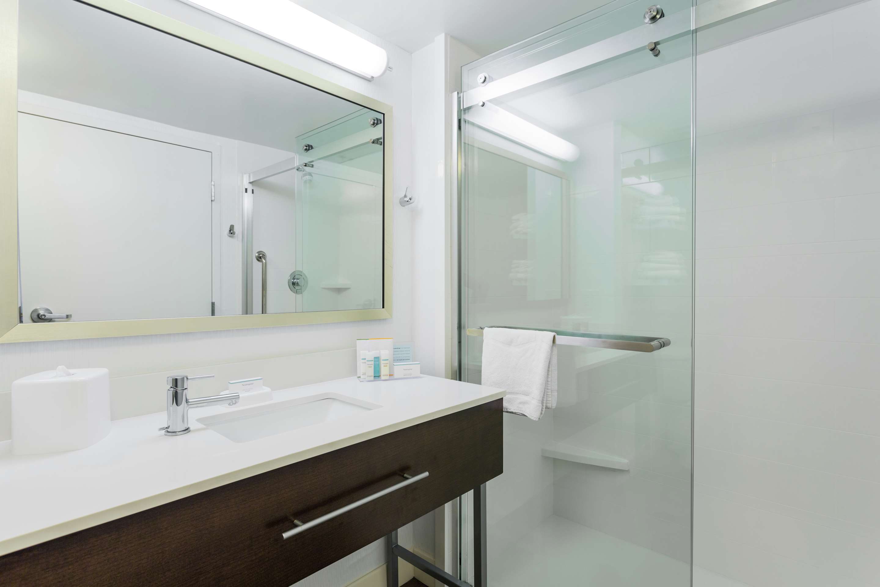 Guest room bath