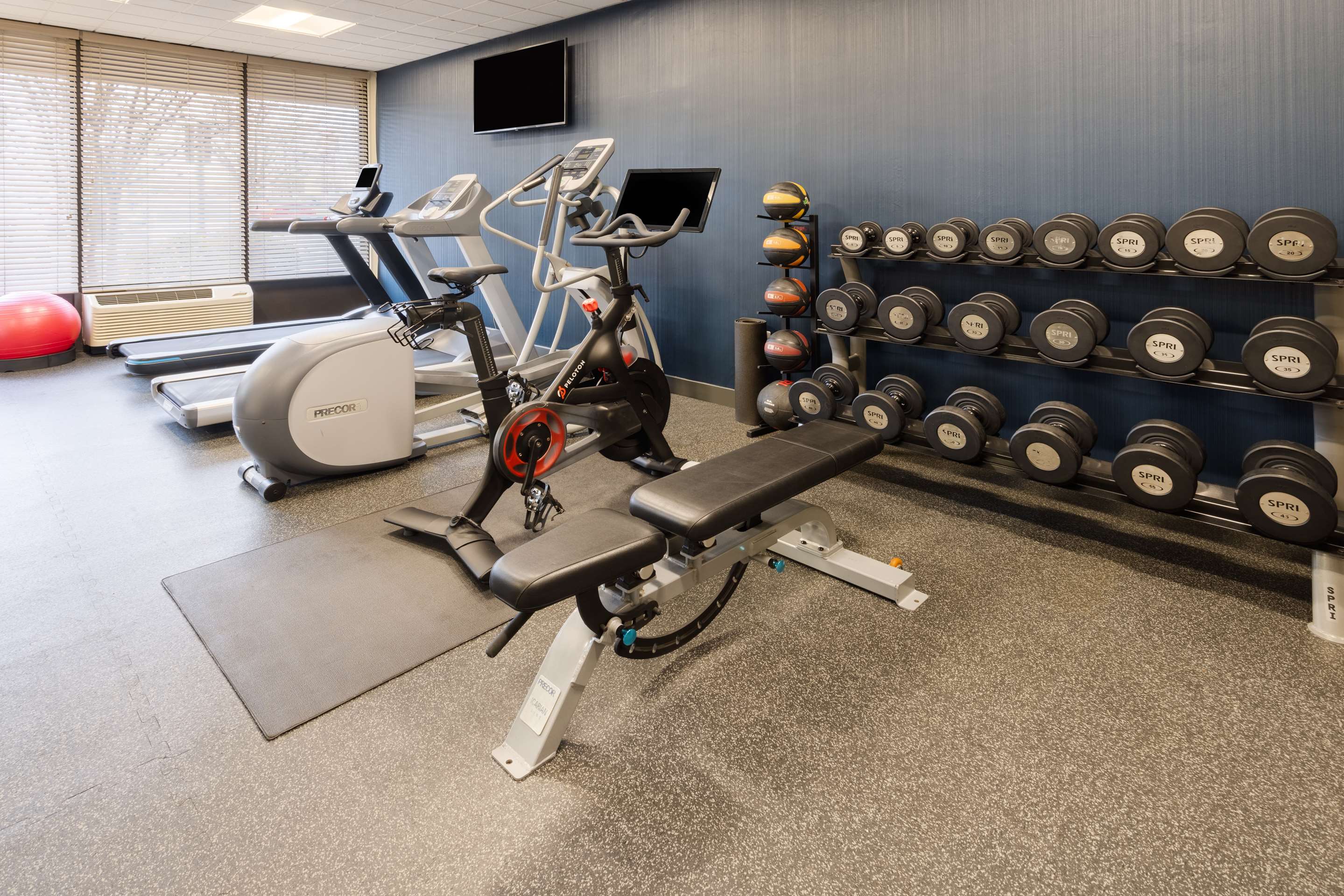 Health club fitness center gym | Hampton Inn Manassas